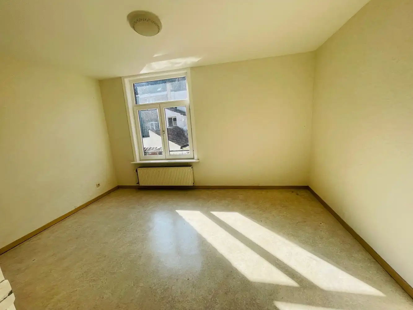 Brugge centrum, supergoede ligging, vlakbij de Vestingen en 't ZAND      LICHTRIJK WOONHUIS  met 3 SLAAPKAMERS EN KOER foto 7