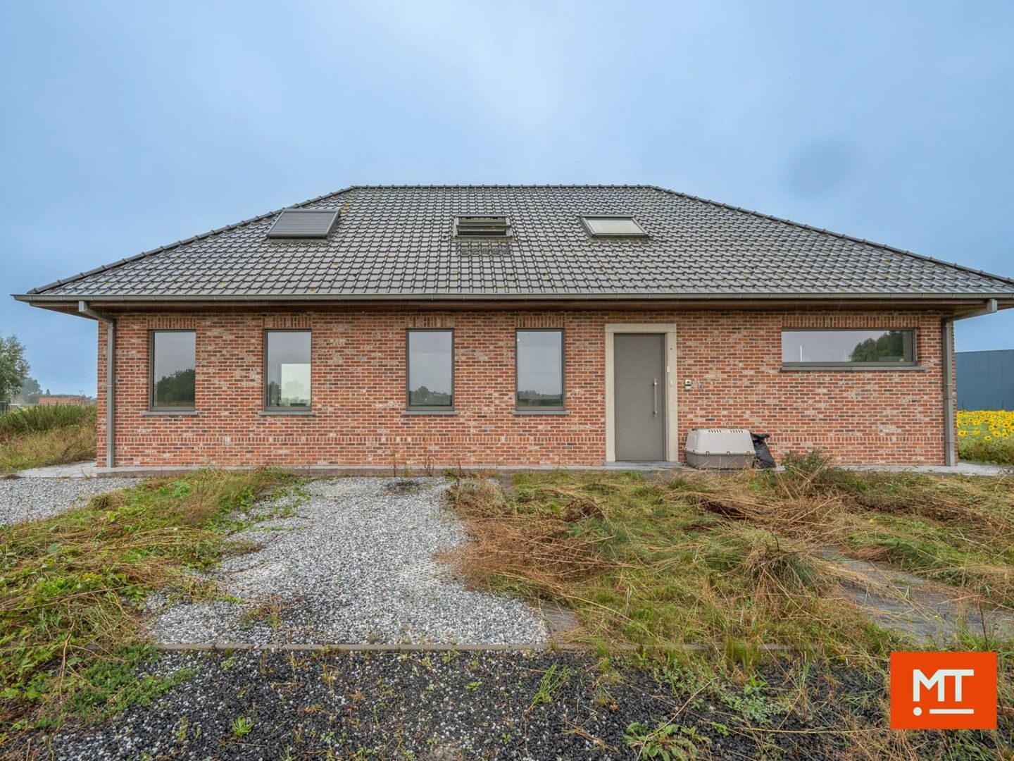 Alleenstaande woning (2013) in landelijke omgeving met naastliggend bouwland foto {{pictureIndex}}