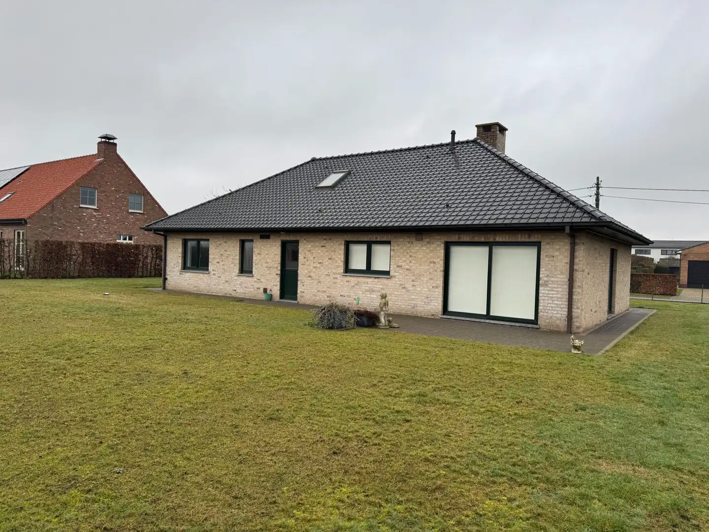 Charmante bungalow met grote tuin foto 8