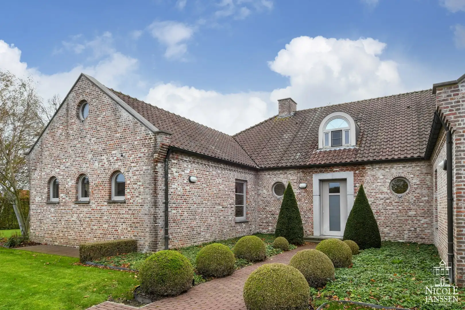 Instapklaar landhuis met tuin en interessant bijgebouw foto 39