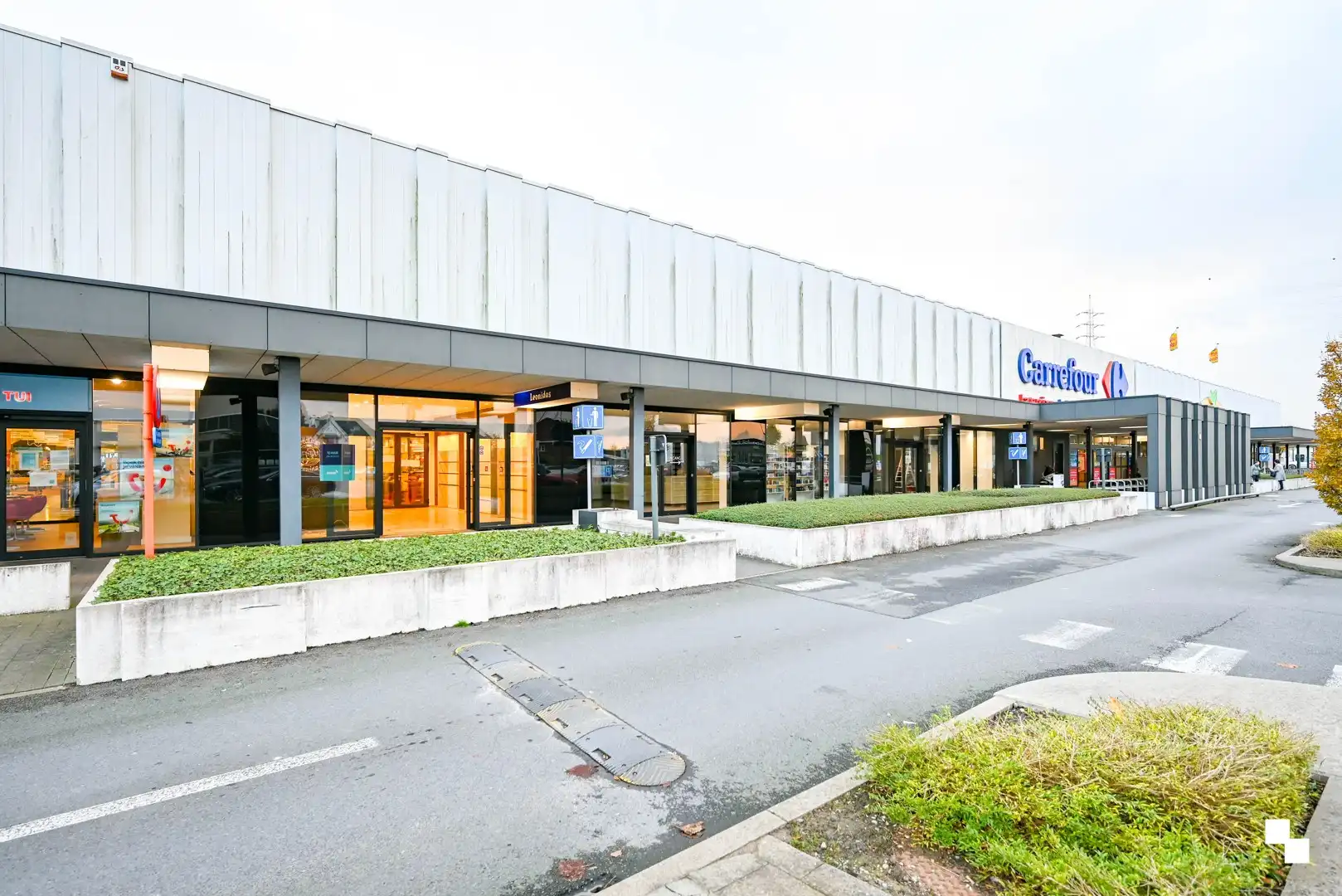 Winkelruimte op een absolute toplocatie te Waregem foto {{pictureIndex}}