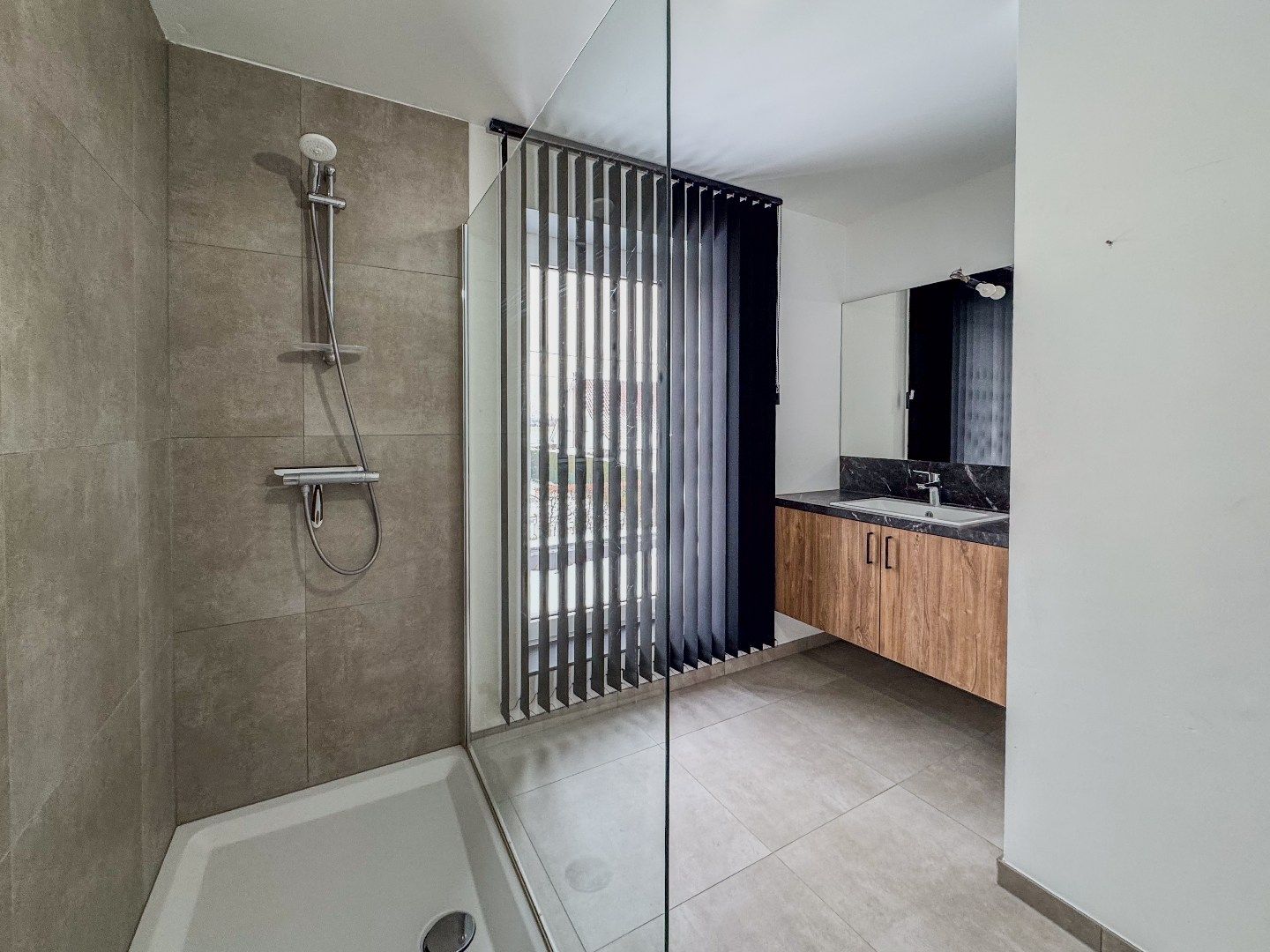 Recente woning met 3 slaapkamers, carport en tuin. foto 12