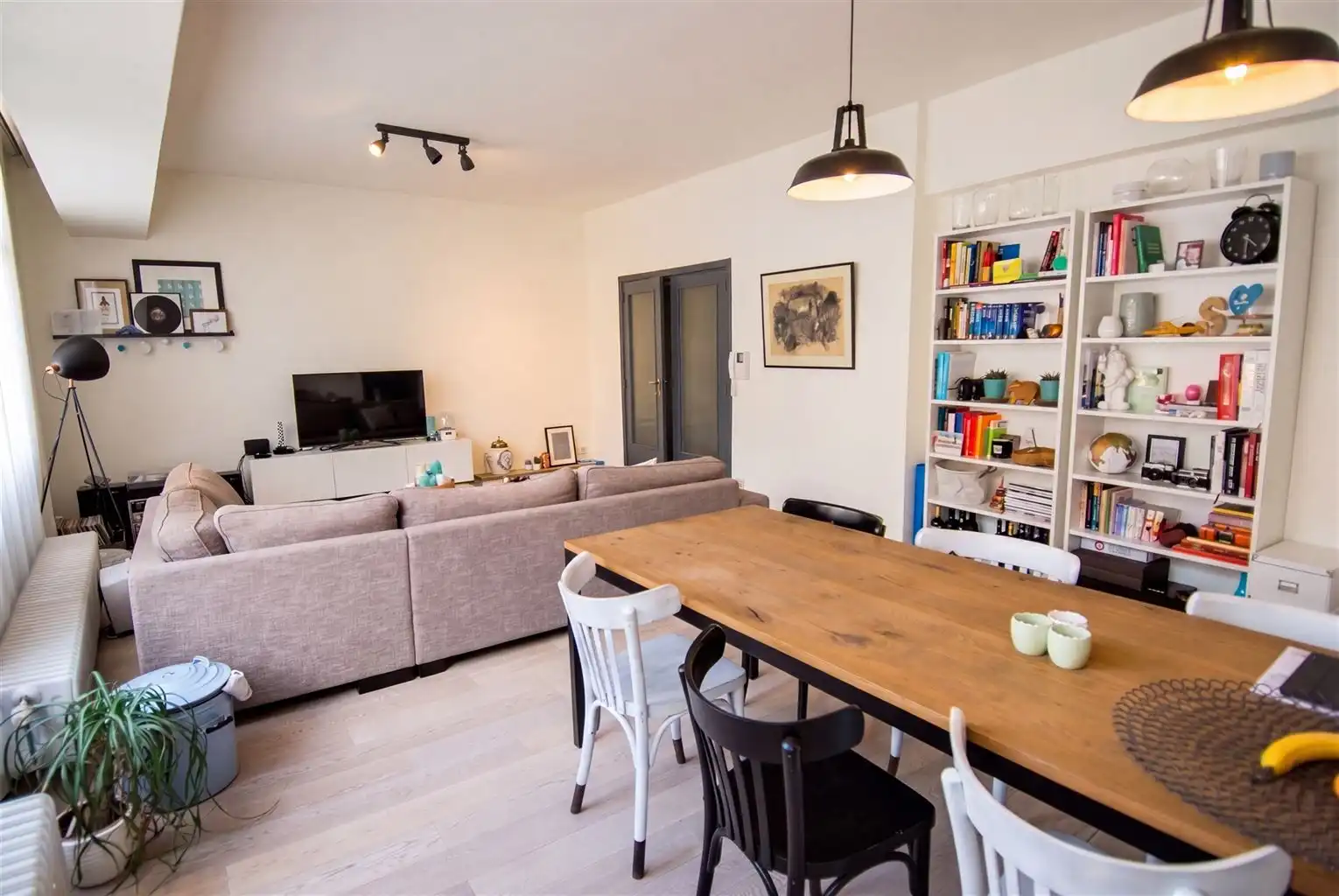 Gezellig appartement met 2 slaapkamers en kelderberging, gelegen vlakbij de Markt van Maaseik. foto 2
