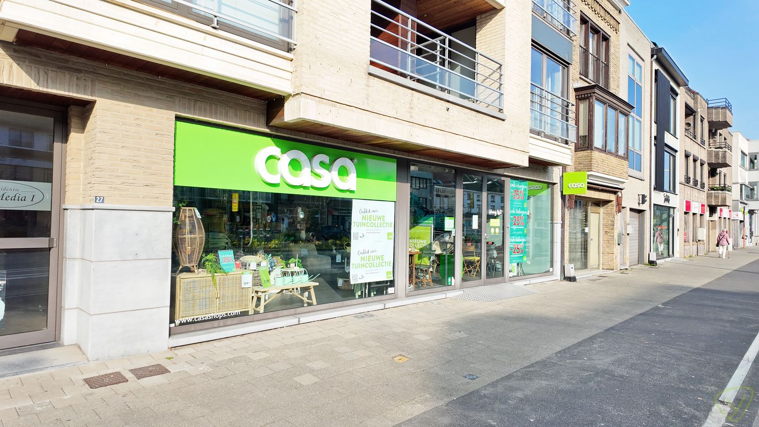 Exclusieve handelsruimte te huur op één van de commercieel gunstigste locaties te Eeklo! foto {{pictureIndex}}