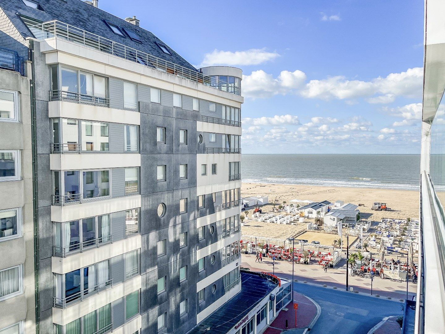 Te renoveren penthouse met zuid-west oriëntatie en zijdelings zeezicht gelegen vlakbij het Rubensplein.  foto 2