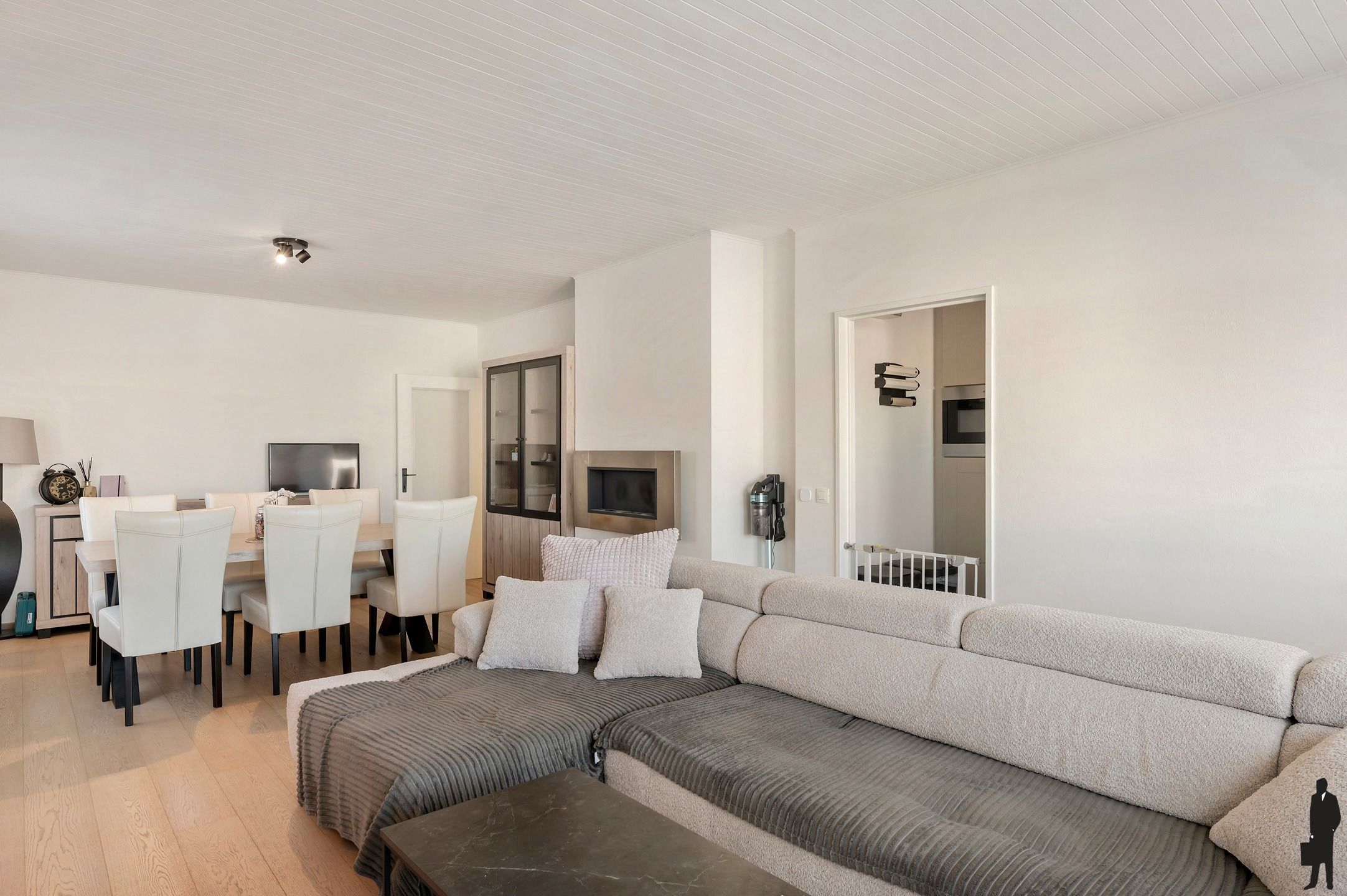 Appartement met terras + garage te Hoevenen! foto 6