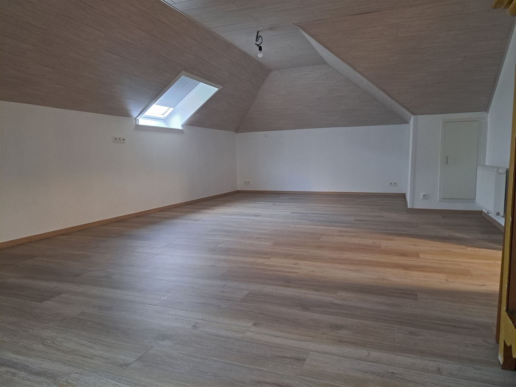 Ruime bungalow met mooie tuin en grote oprit. 3 slaapkamers. foto 9