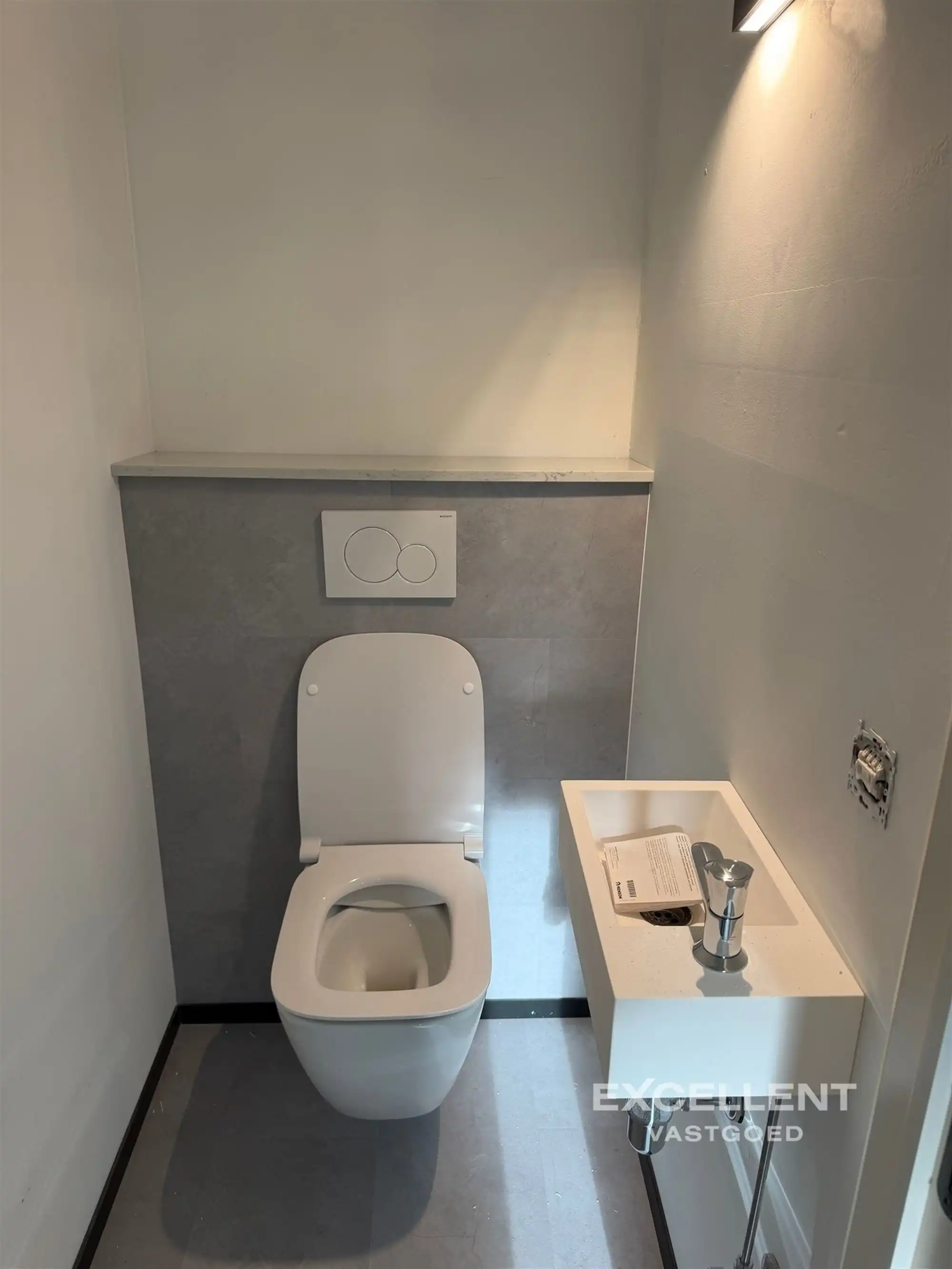 Ruim gerenoveerd 2-slaapkamer appartement te huur in Deinze foto 11