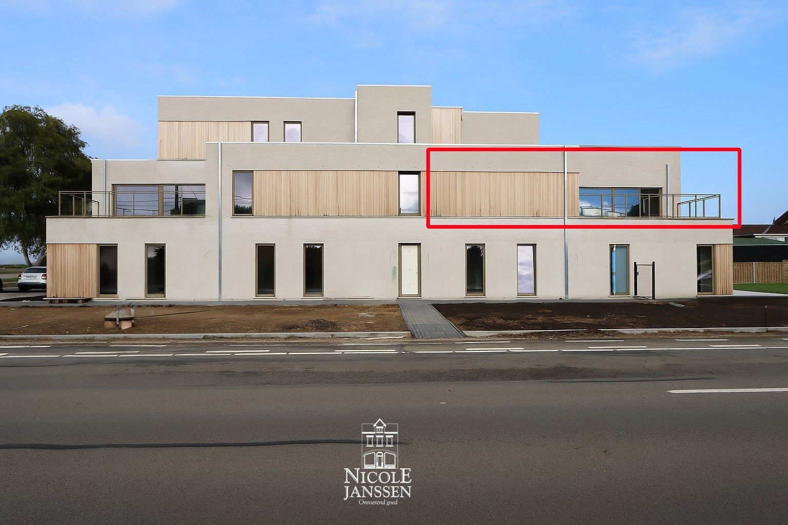 Nieuwbouwappartement op de eerste verdieping met terras en  twee autostandplaatsen foto {{pictureIndex}}