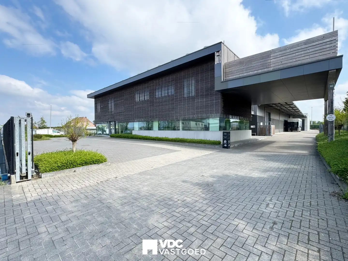 Representatief bedrijfscomplex met kantoren, dubbele industriehal, vergaderfaciliteiten, woongelegenheid en zonnepanelen foto 4