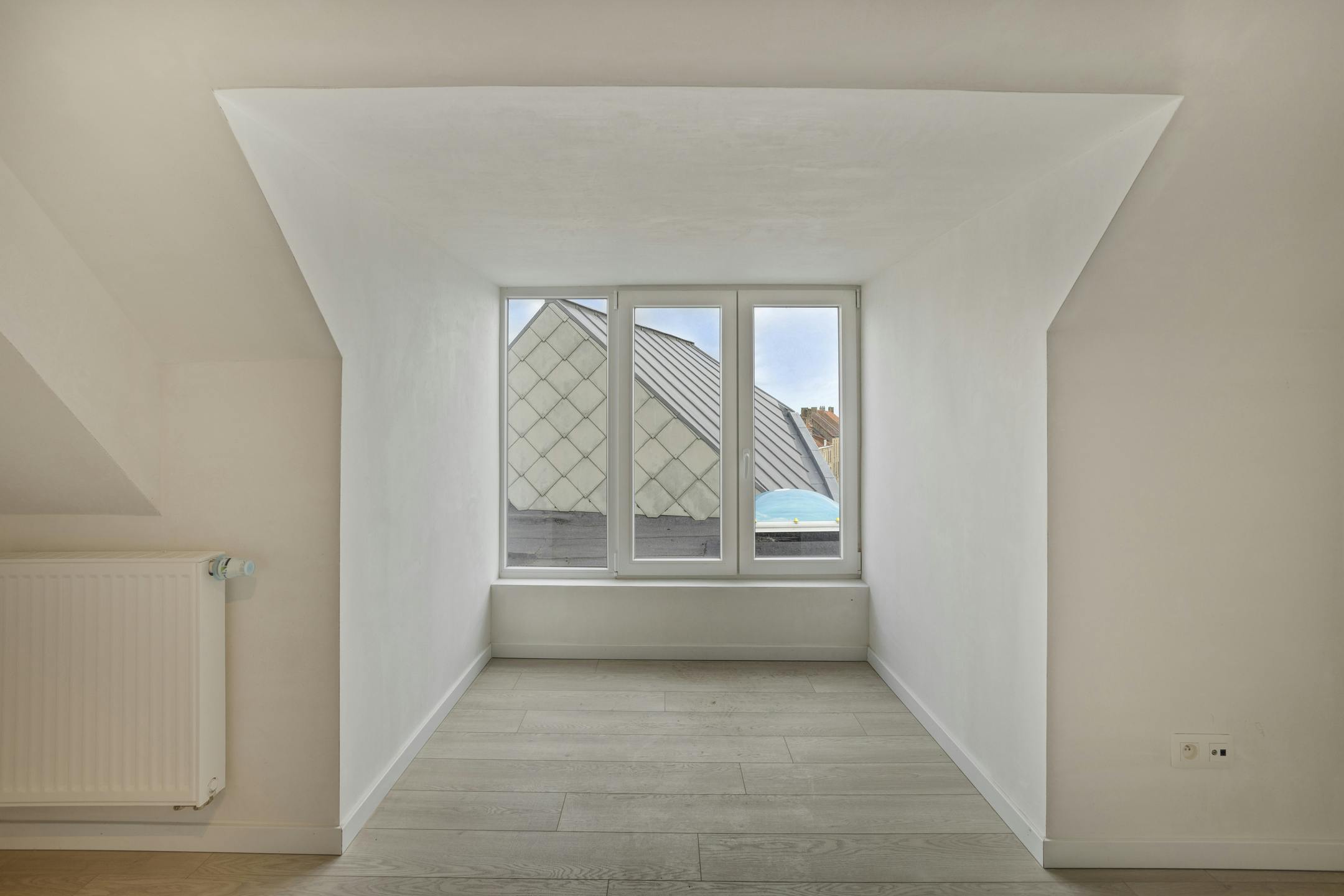Pand met 2 gerenoveerde appartementen en winkel te Veurne. foto 28