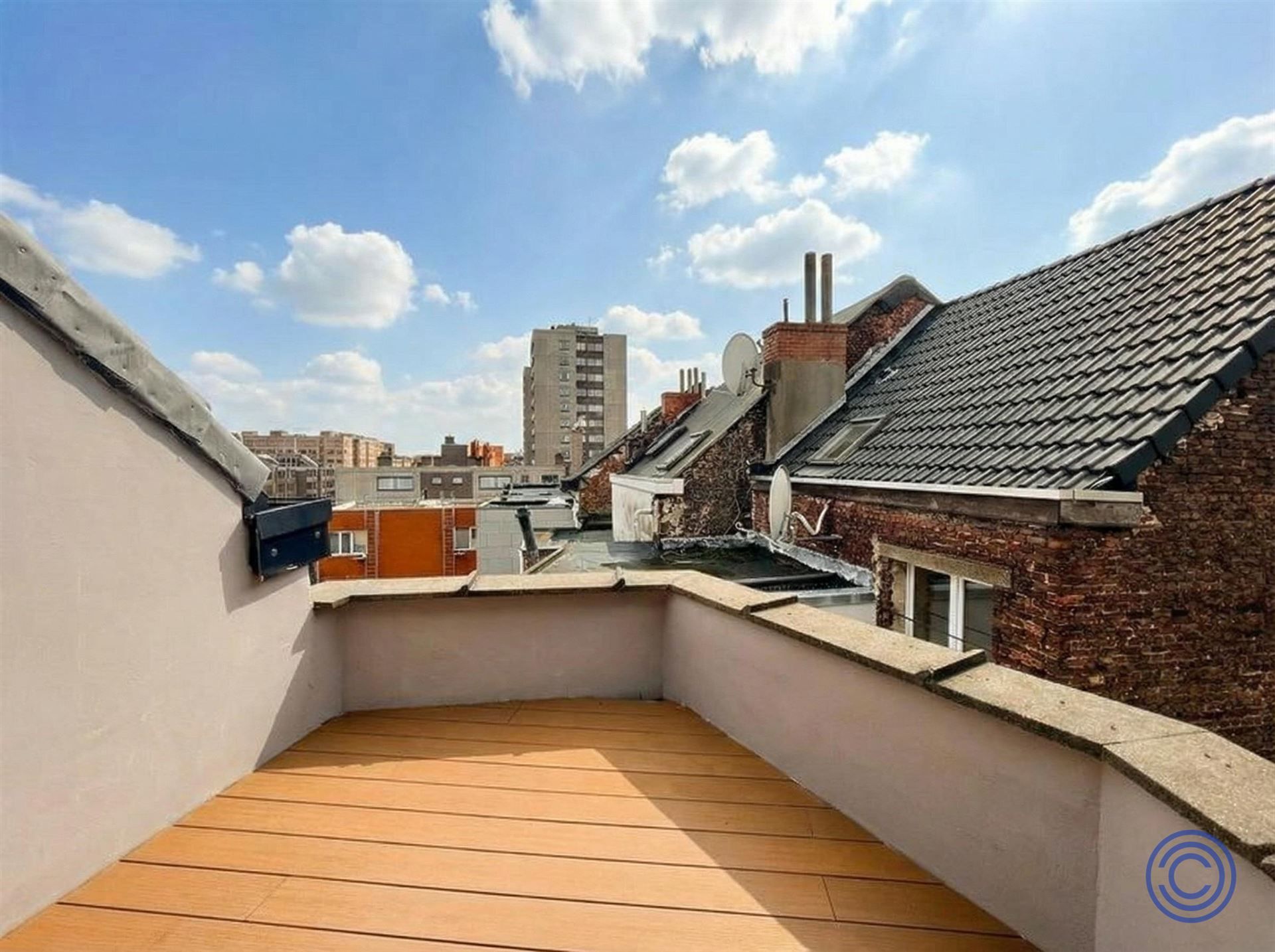 Gerenoveerde studio met gezellig terras! foto 3