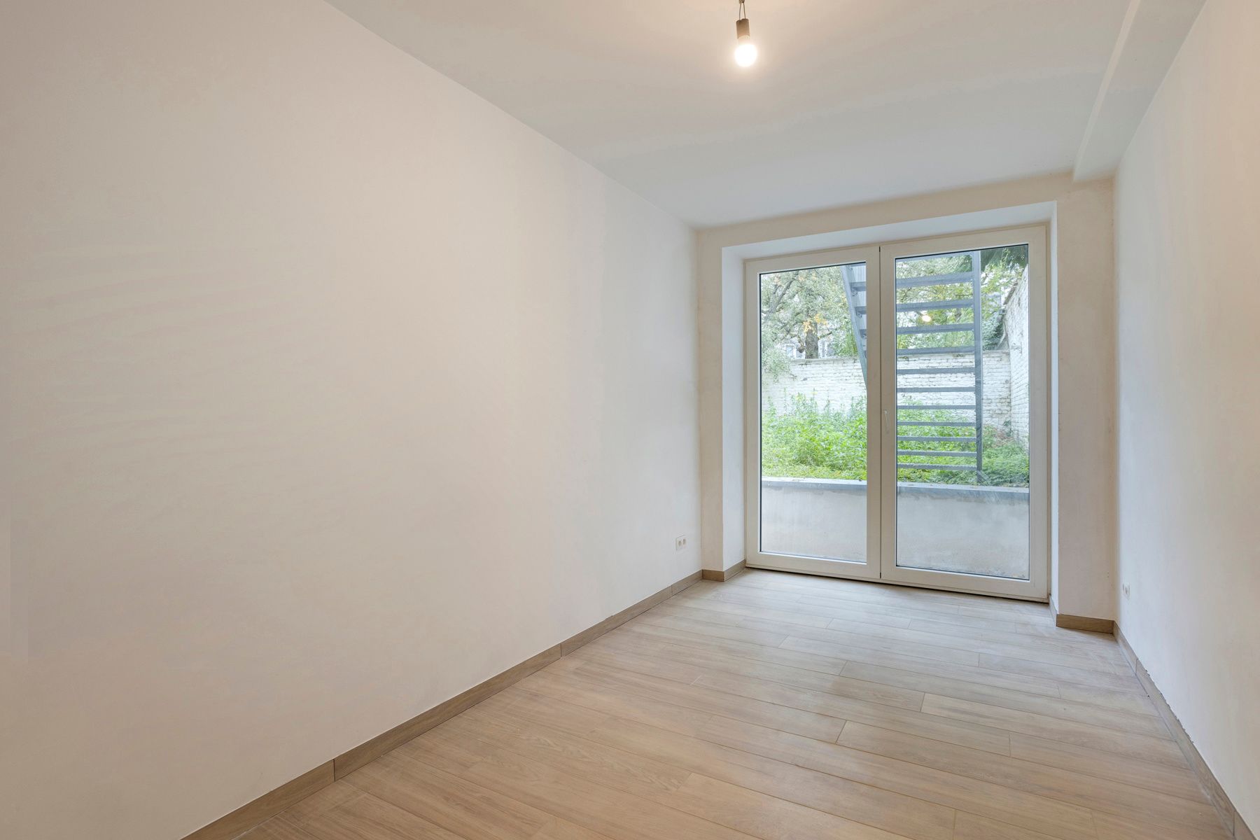 Prachtig gerenoveerd 2-slaapkamerappartement met tuin foto 17