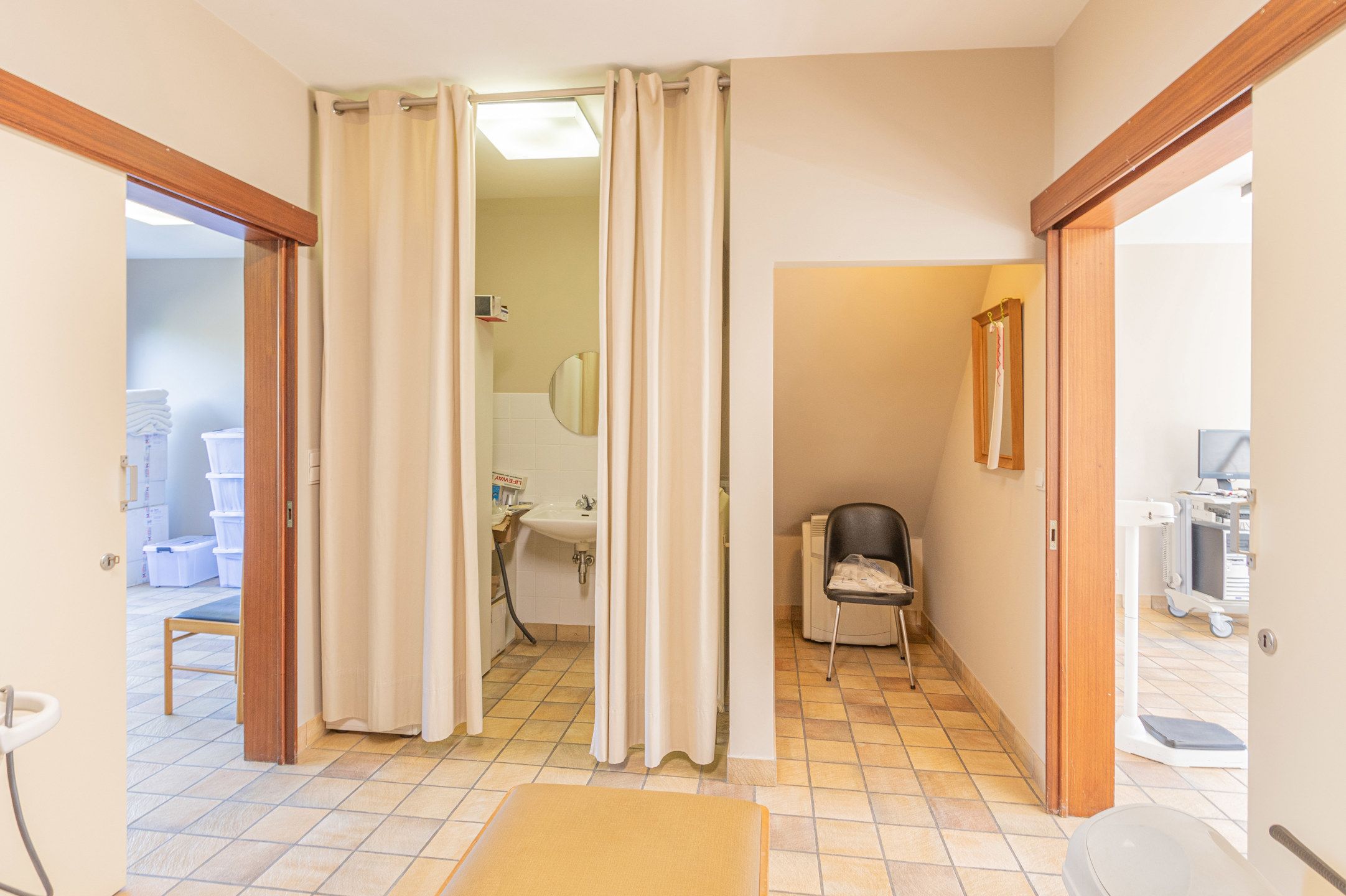 Riante woning met grote praktijkruimte foto 19