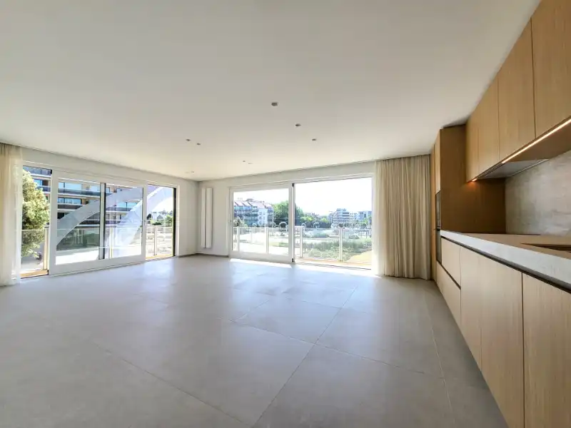 Prachtig gerenoveerd hoekappartement met 3 slaapkamers te koop foto 2