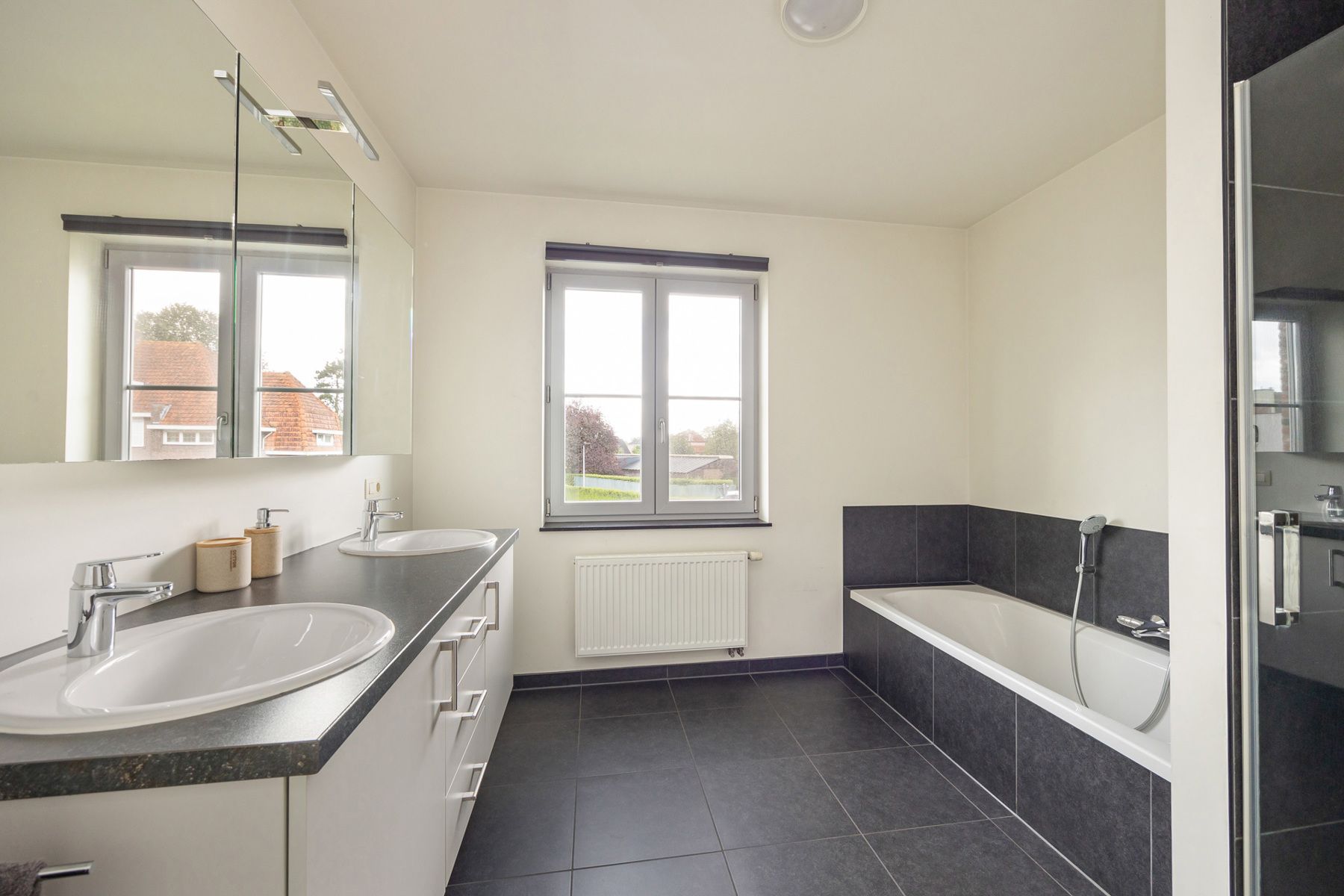 Ruim duplex-appartement (144m²) met 3 slaapkamers, 2 badkamers, 2 terrassen, zolderberging en autostaanplaats. foto 5