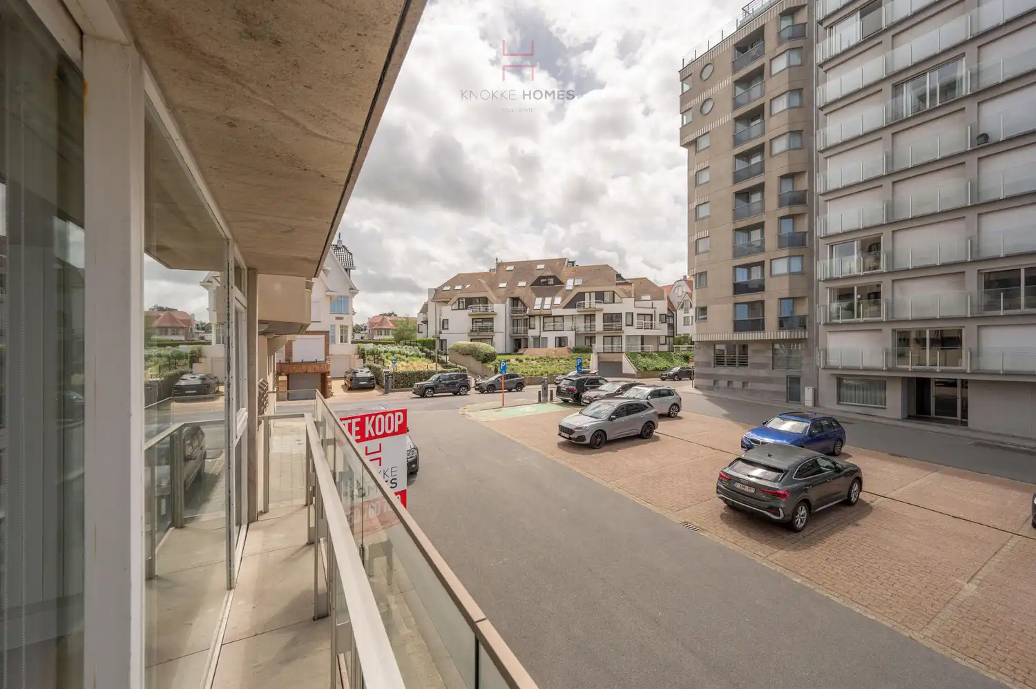 Instapklaar vernieuwd appartement met een mooi zijdelings zeezicht in Duinbergen foto 4