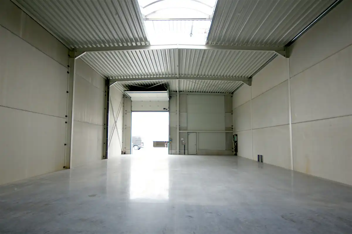 Goed geïsoleerde (vorstvrij) NB OPSLAGRUIMTE (288m²) TE HUUR, inclusief 3 private parkeerplaatsen voor de deur op industriezone te Aalter. foto {{pictureIndex}}