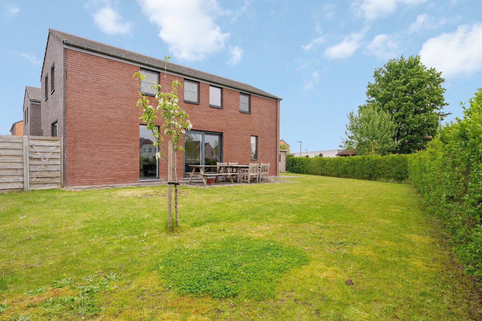 INSTAPKLARE  HALF OPEN BEBOUWING OP 420 m² MET 4 SLPKS | TUIN | GARAGE foto {{pictureIndex}}