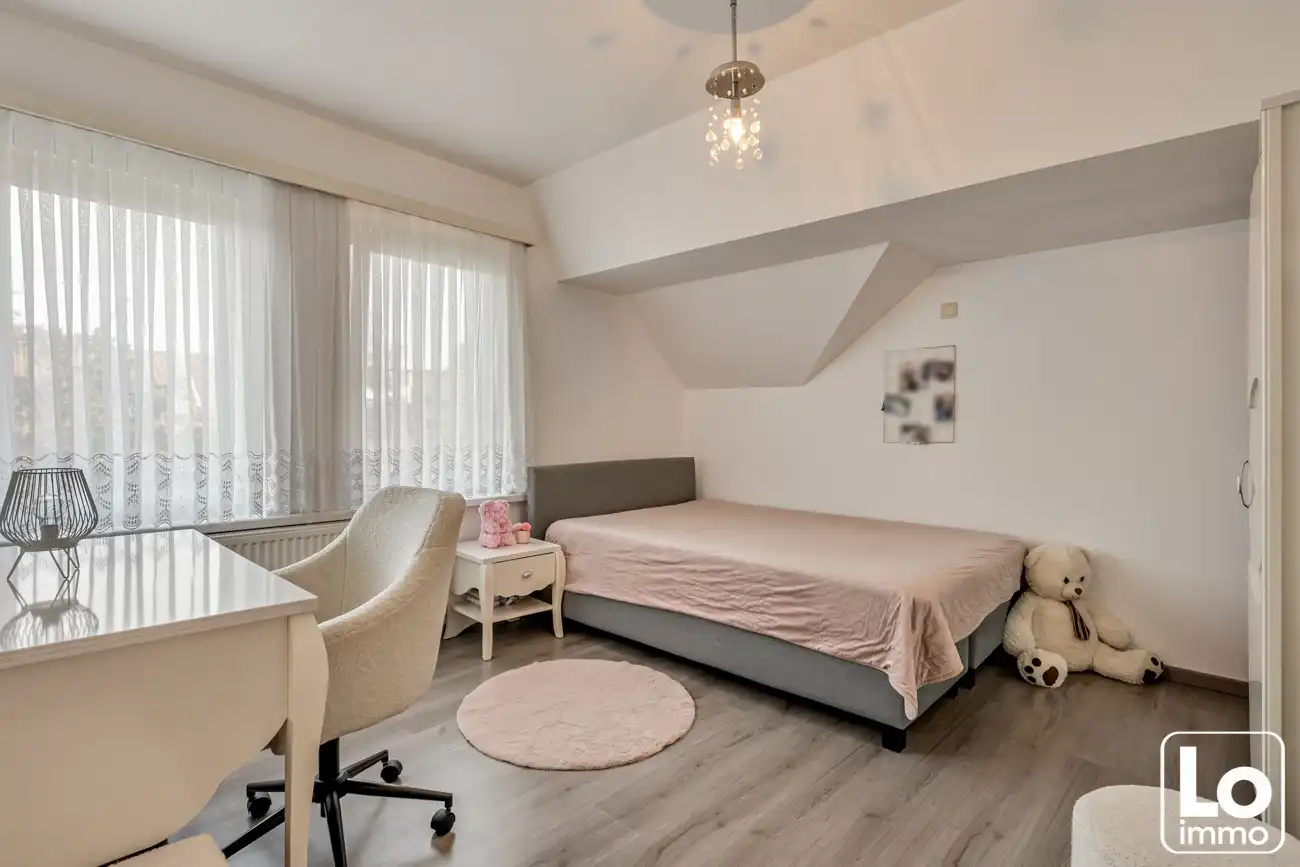 Instap klare half open woning met inpandige garage en kleine voortuin op een toplocatie nabij het centrum van Oostakker! foto 14