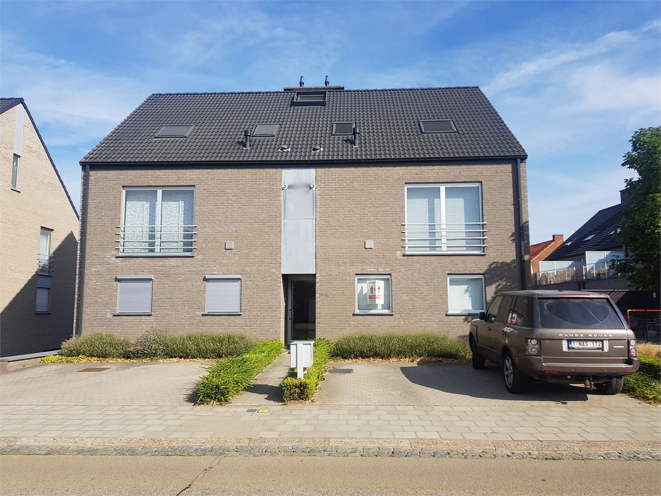 Gezellig gelijkvloers appartement met tuin, autostaanplaats en kelderberging foto {{pictureIndex}}