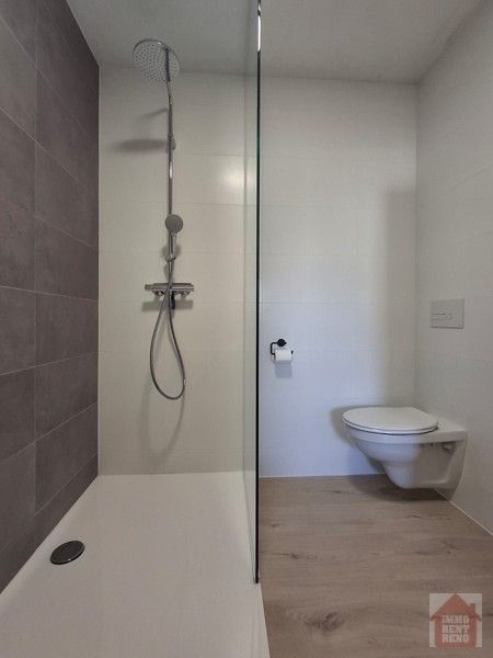 Ruim 2 slaapkamer appartement met paking! foto 17