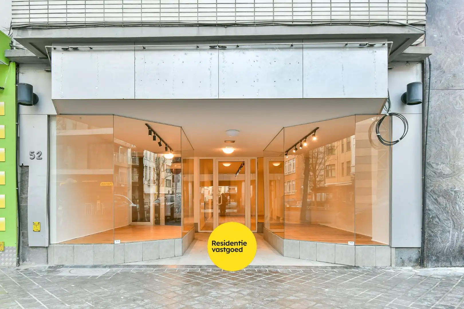 Gelijkvloerse handelsruimte op toplocatie te Oostende foto {{pictureIndex}}