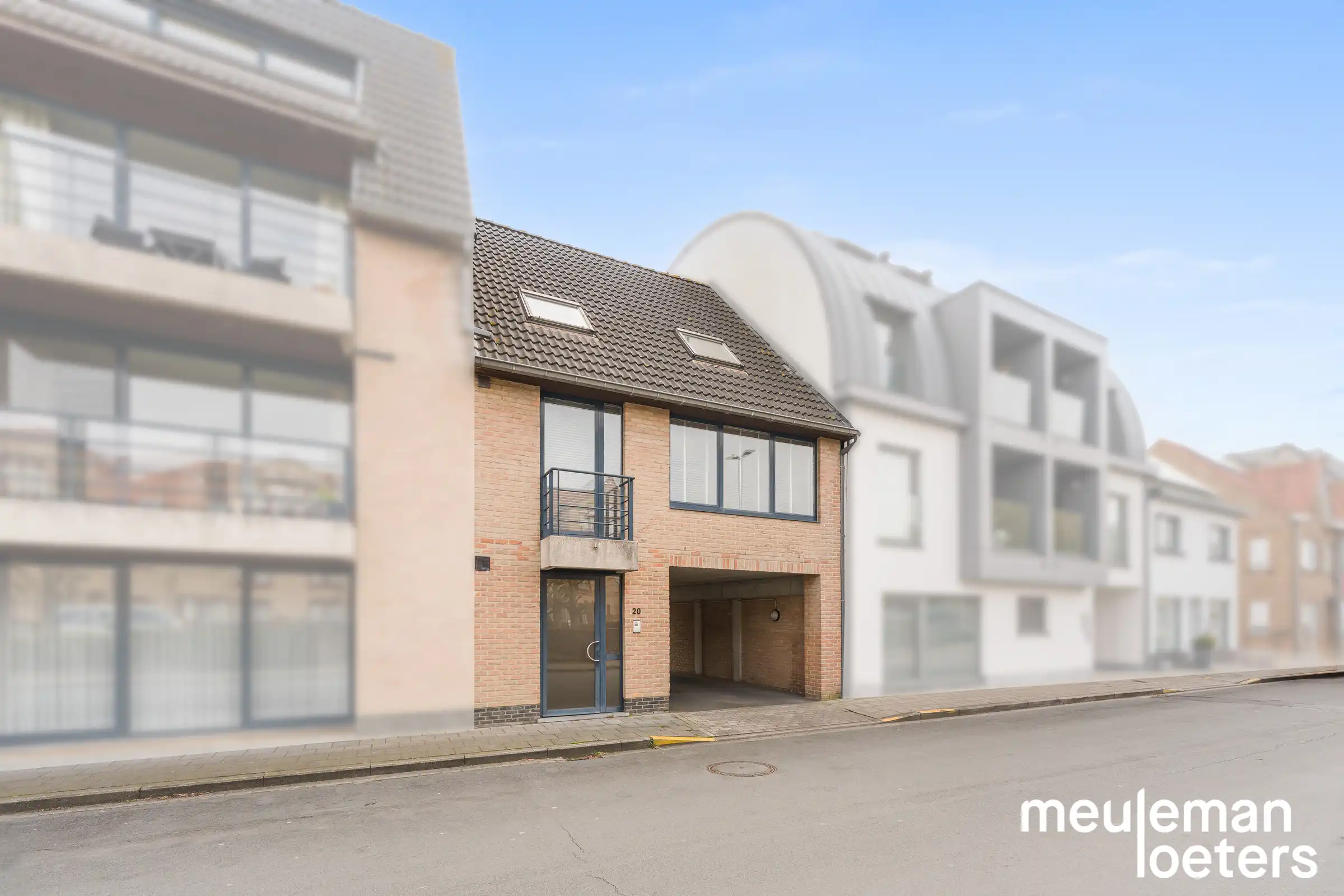Lichtrijk duplex appartement met ruime inpandige garage en ruim terras  foto {{pictureIndex}}