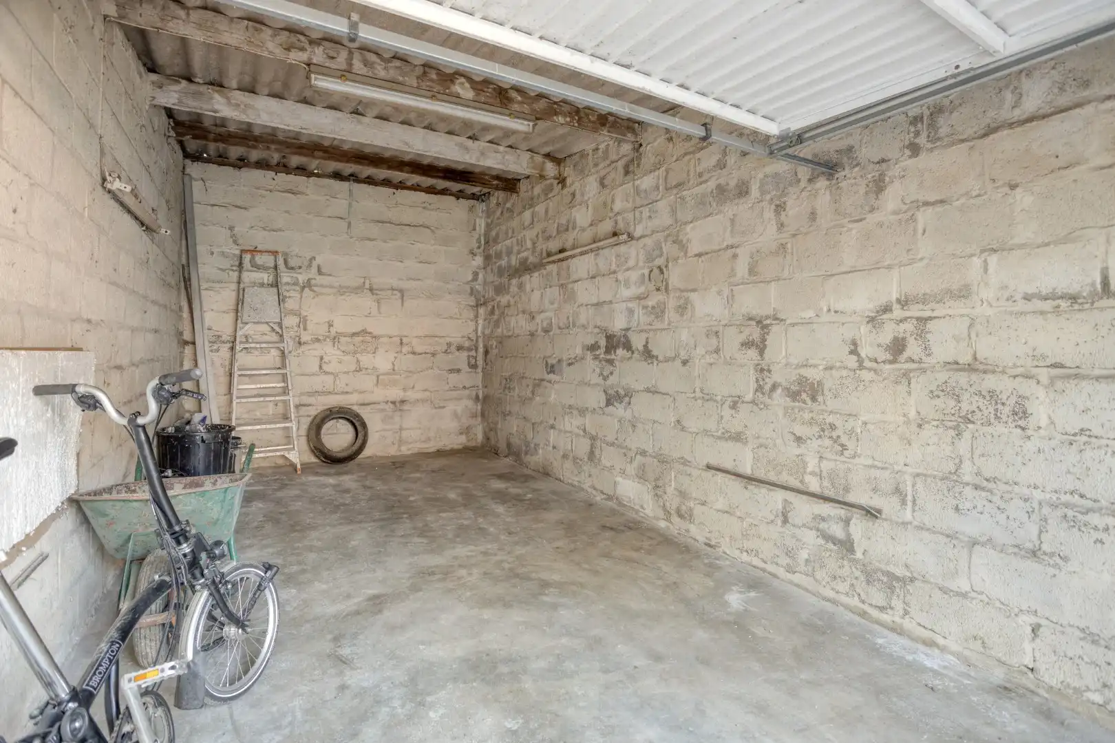 Ruim appartement met bovenliggende studio en garage foto 21