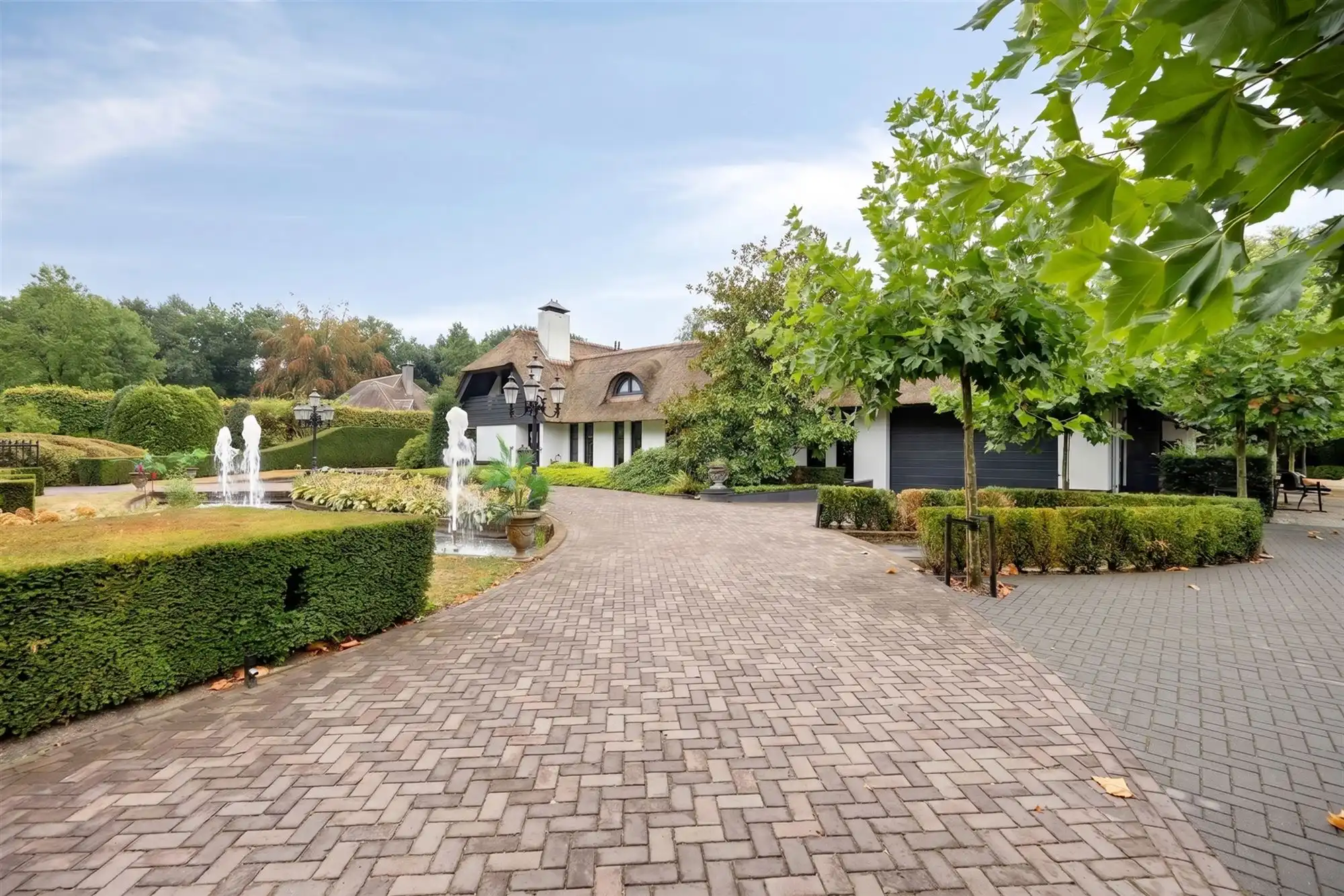 Knappe duo-villa op 8.843 m² in villawijk aan NL-grens. foto 4