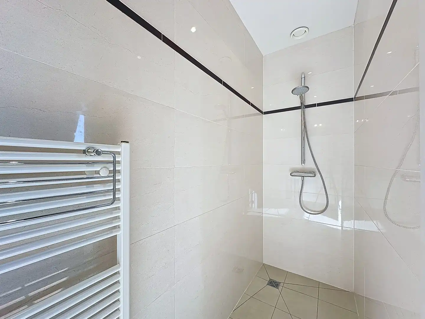 Instapklaar topappartement met royaal zonneterras kortbij zee. foto 16