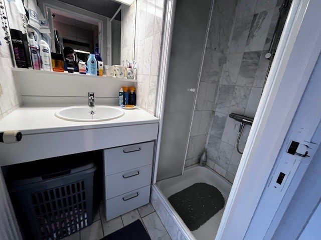 Ruim bemeubelde studio te koop in residentie Hypos II, Oostende foto 8