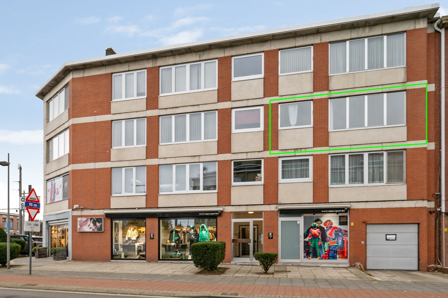 Op te frissen appartement met 2 SLPK en terras in centrum Deurne! foto {{pictureIndex}}