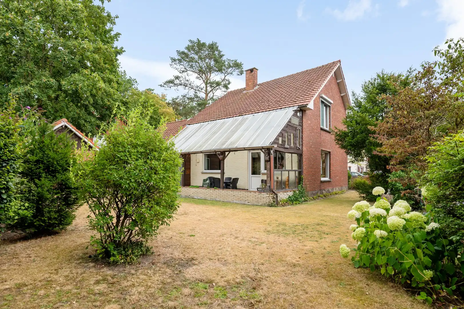 Vrijstaande gezinswoning met prachtige tuin in Brasschaat foto 3