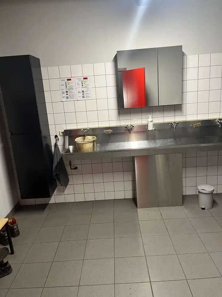 Bedrijfsgebouw met showroom foto 22