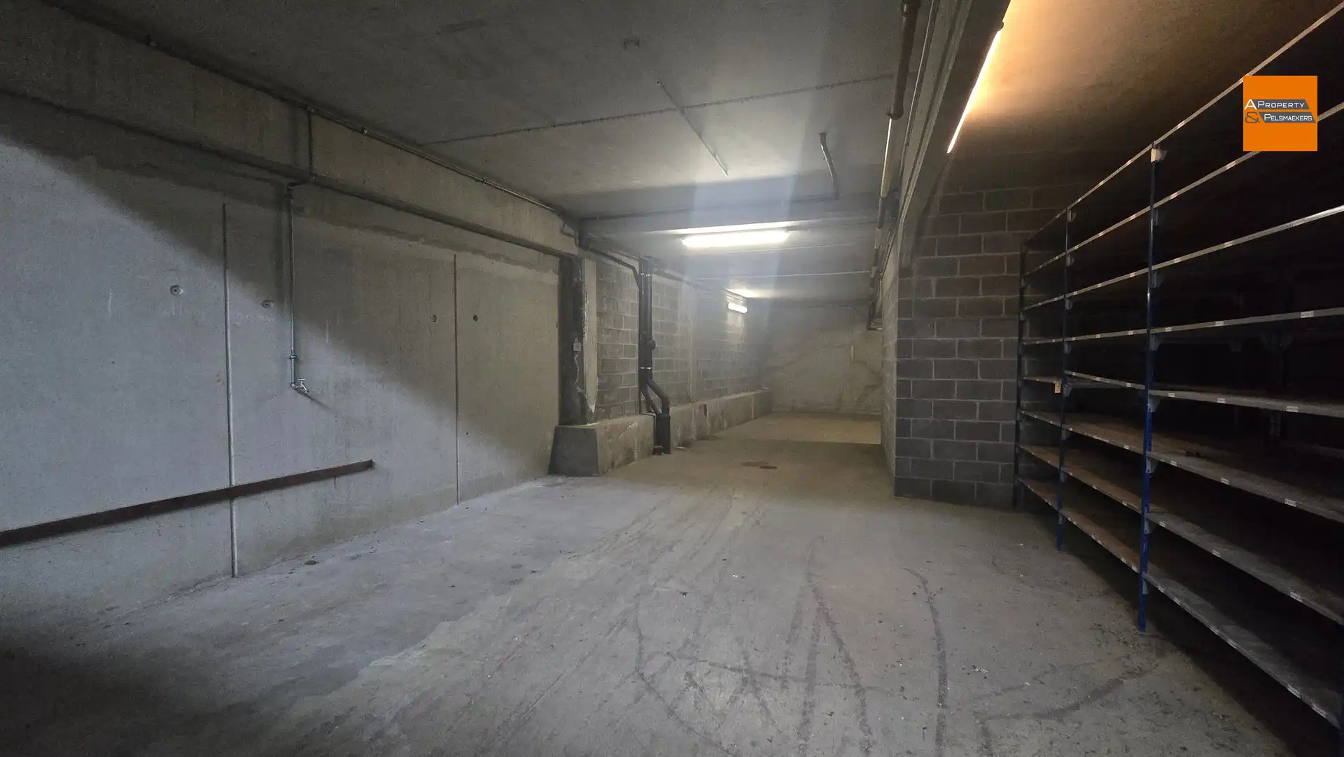 Groot Magazijn/Atelier (1050 m²) met Kantoorruimte (140 m²) te Laken (Mutsaard) foto 10