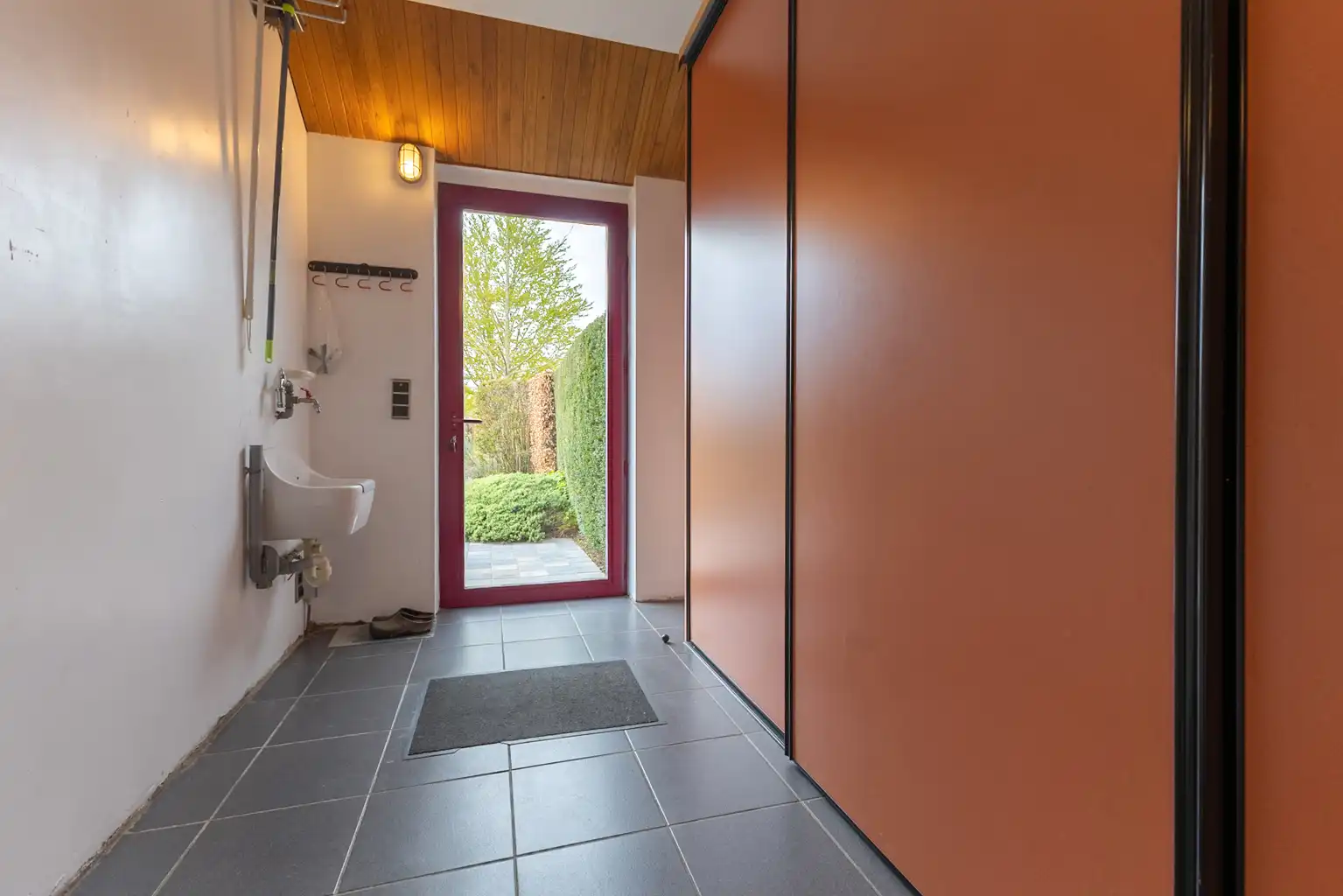Ruime woning: 5 slpks, garage en grote tuin op toplocatie foto 12