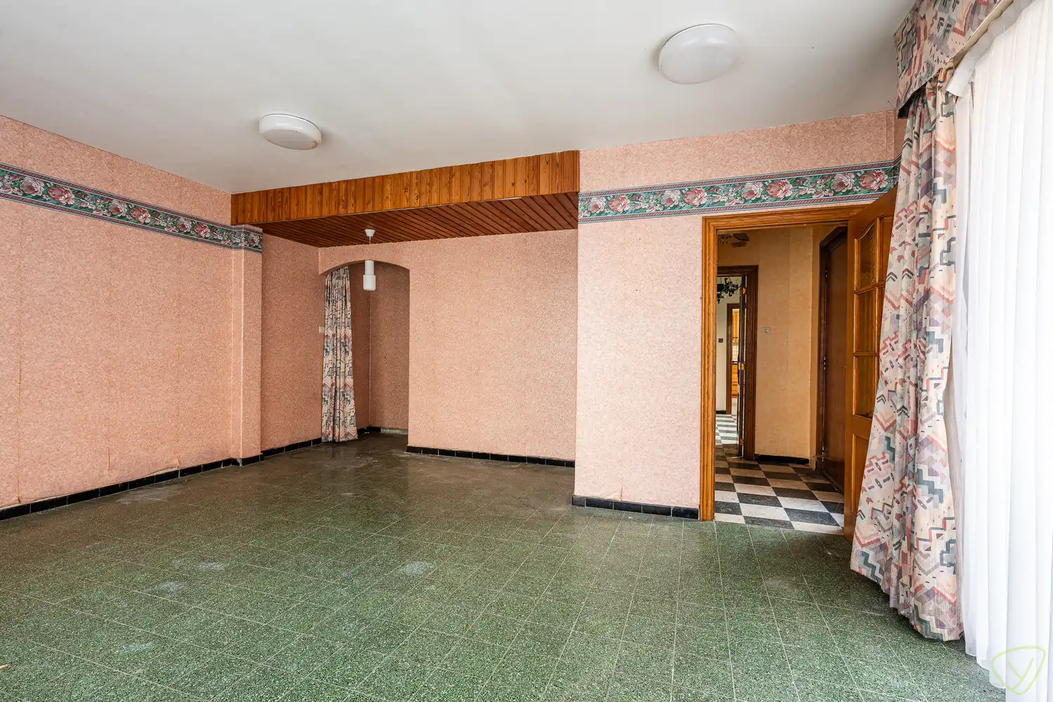 Ruime gezinswoning te koop in Eeklo met 3 slaapkamers met een ruime loods achteraan, die perfect voor een combinatie van comfortabel wonen en werken kan zijn. foto 4