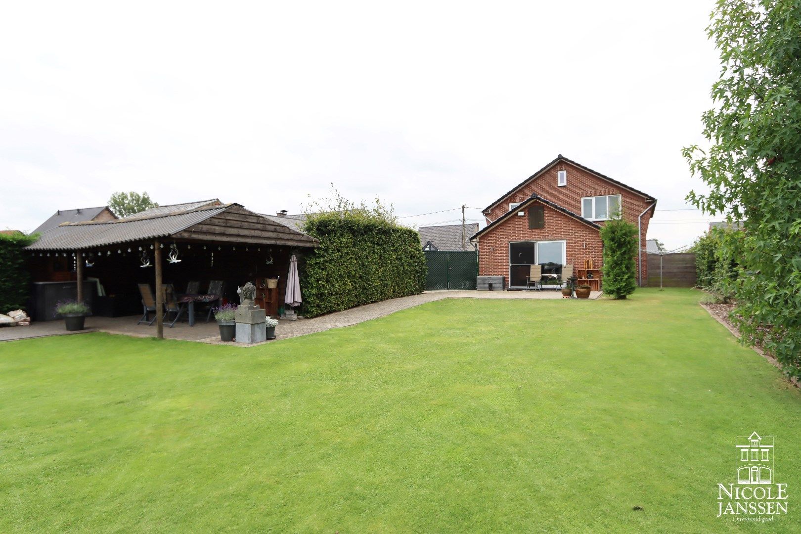 Instapklare gezinswoning met 3 slaapkamers en grote tuin met paardenstallen foto 2