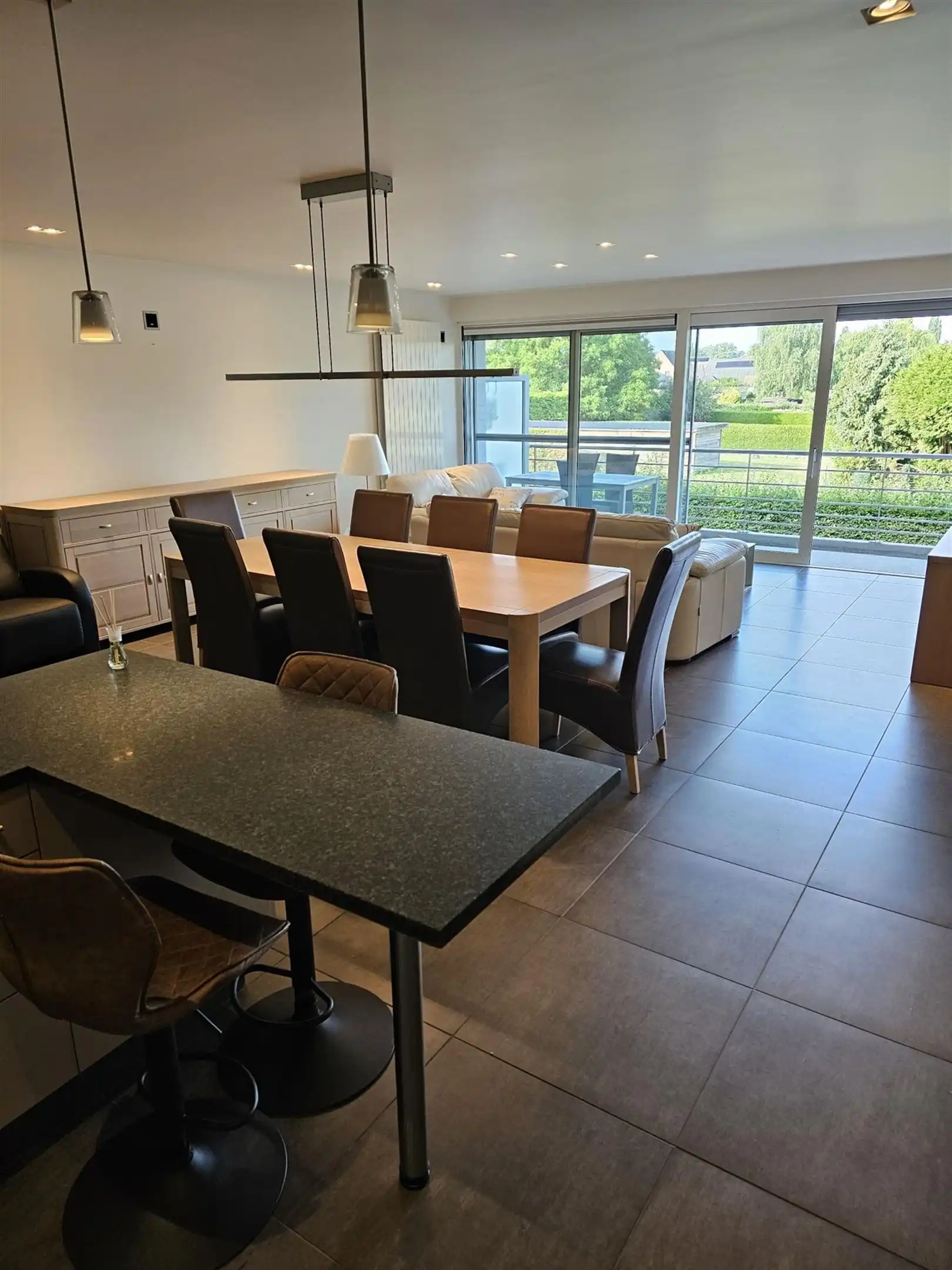 Luxueus afgewerkt, gemeubeld twee slaapkamer appartement met terras en garage. foto 5
