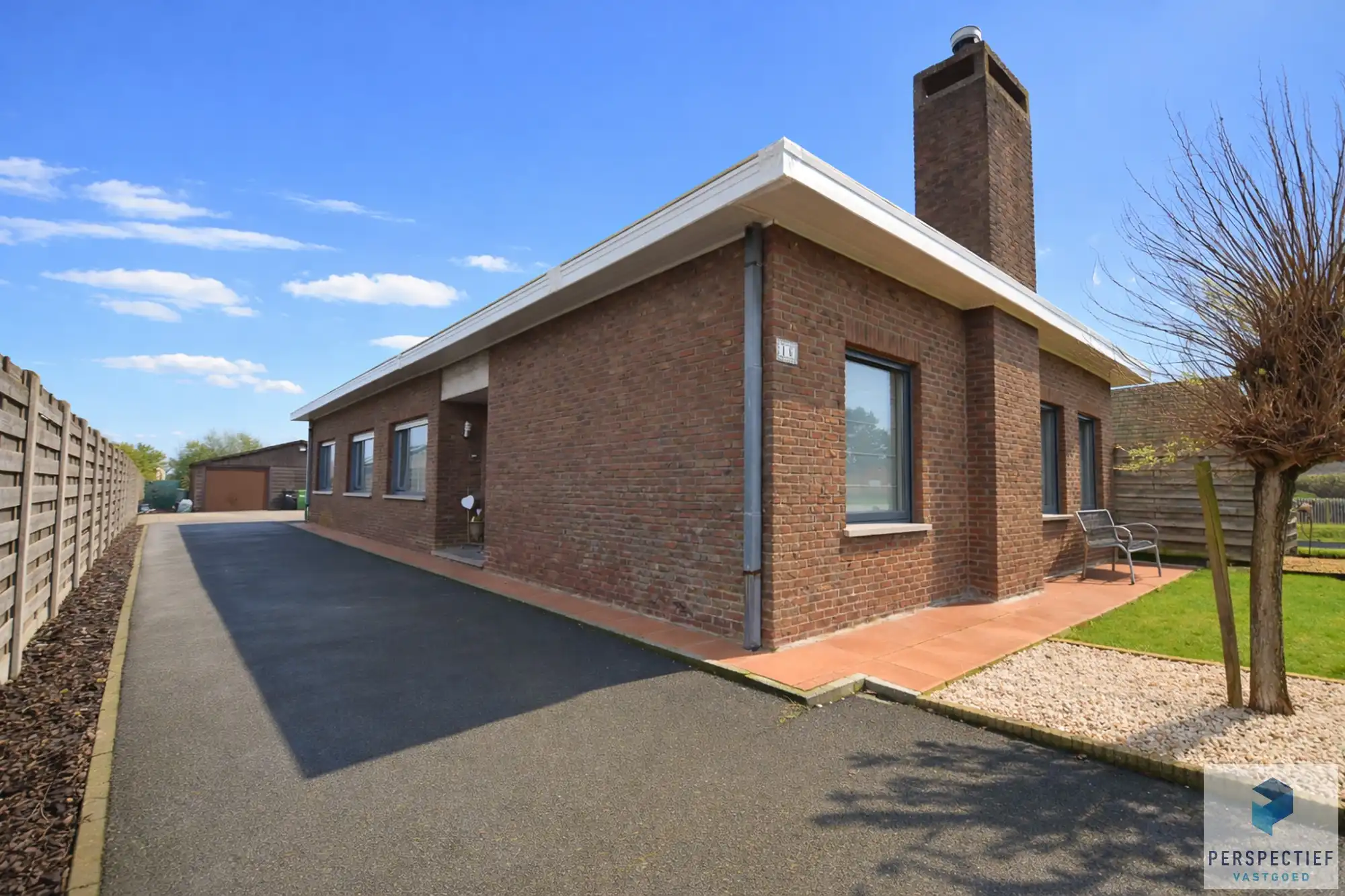 Hoofdfoto van de publicatie: UITSTEKEND GELEGEN GELIJKVLOERSE WONING met 4 slaapkamers en tuin