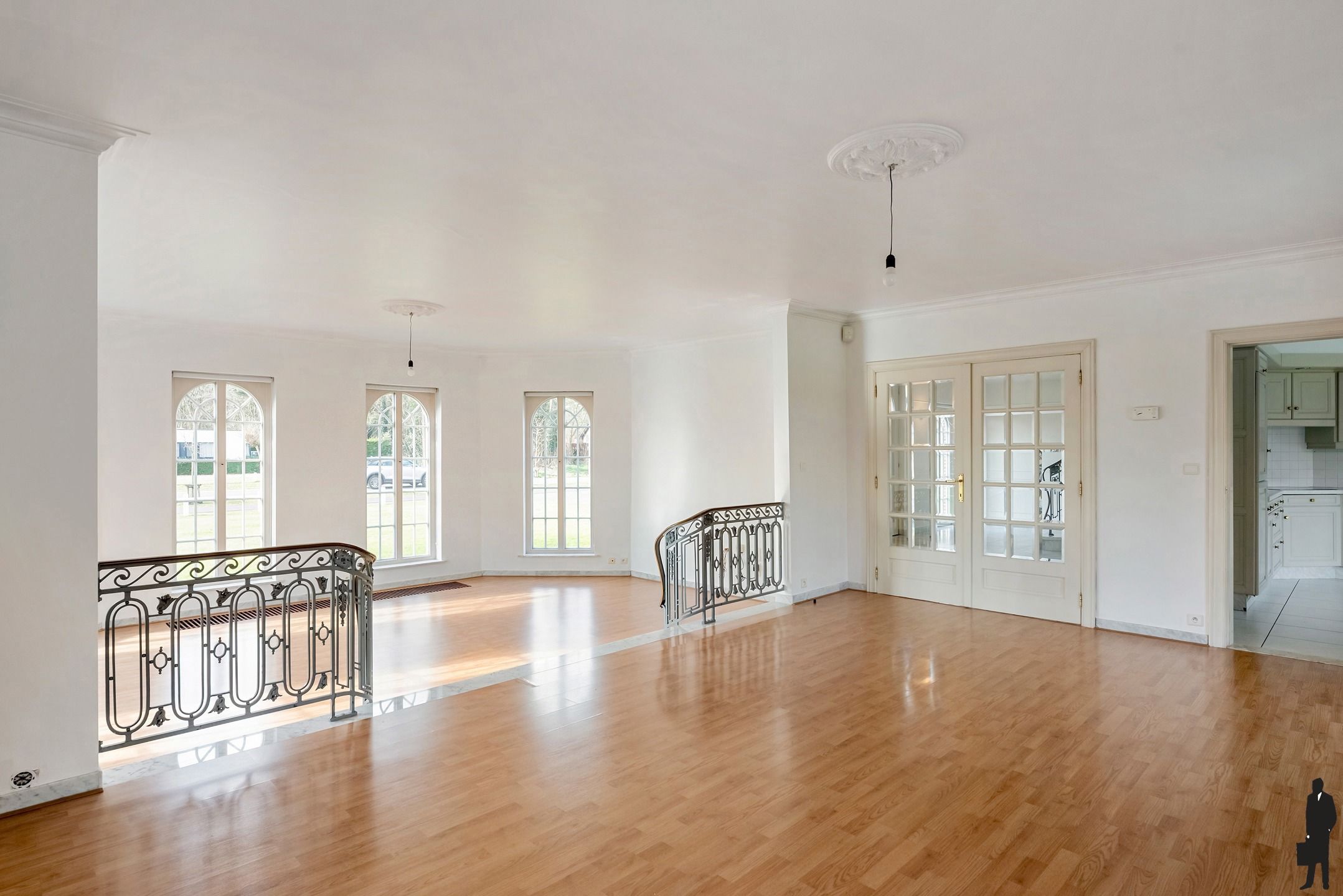 Riante villa met 4 slpk. op perceel van 2.543m²  foto 4