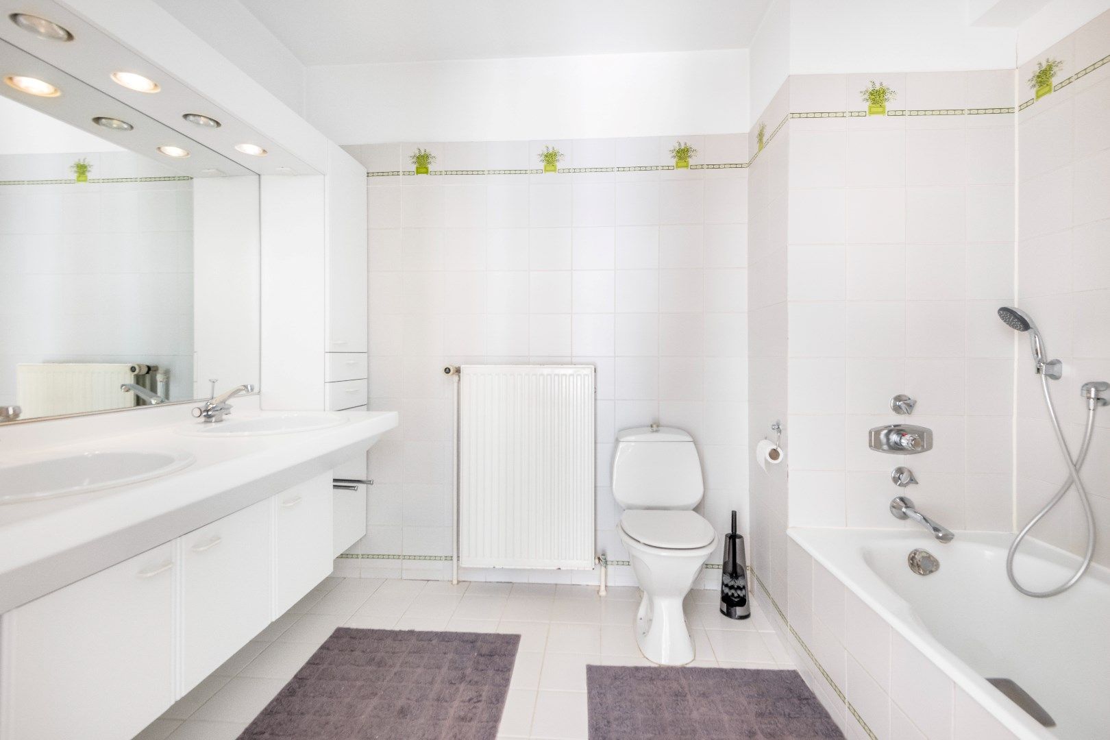 Ruim, ongemeubeld appartement met groot zonneterras achteraan, gelegen op de Kustlaan. foto 10