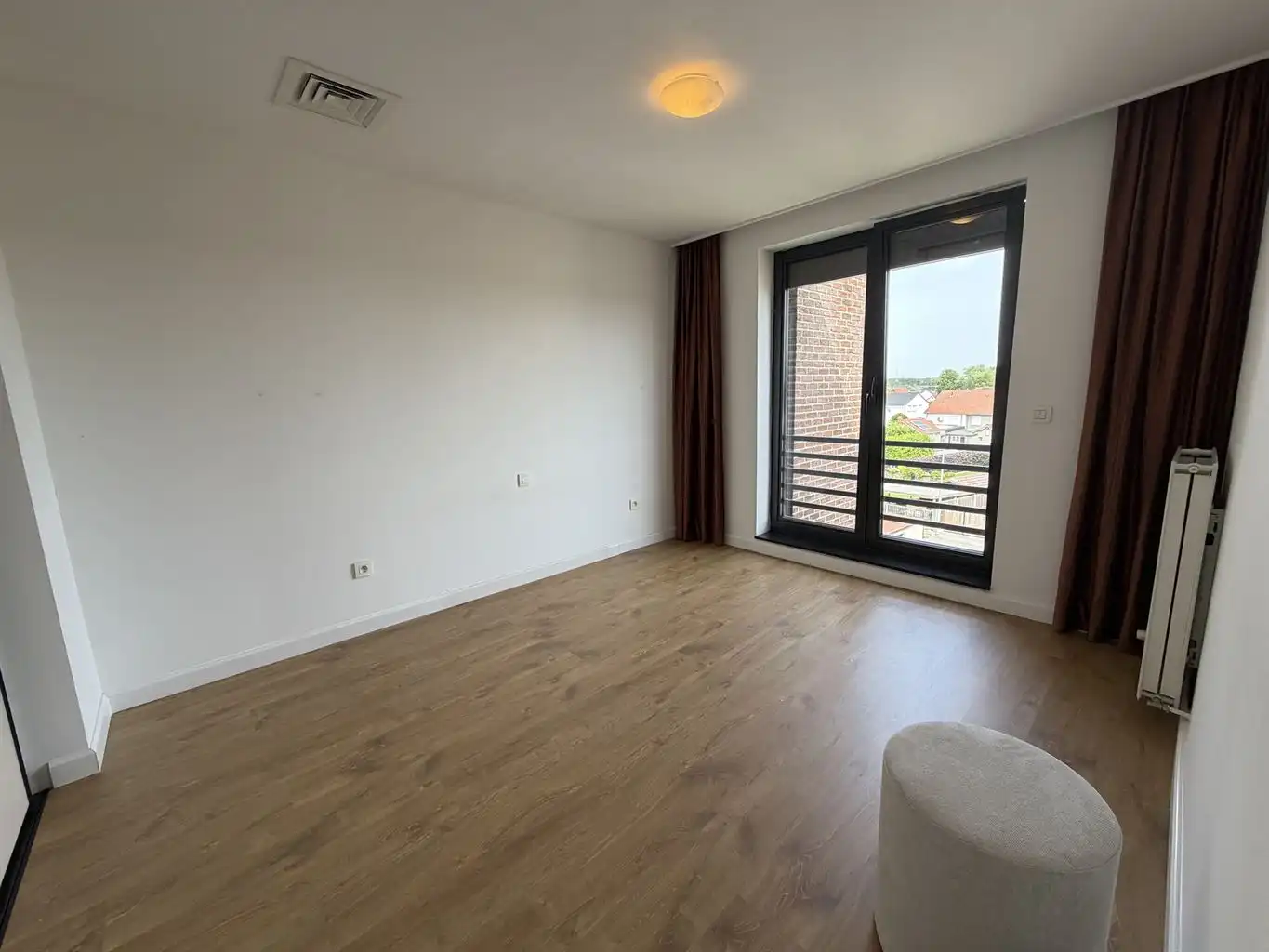 Zeer ruim en stijlvol 1-slaapkamer appartement met extra polyvalente ruimte en terrasje in het centrum van Neeroeteren.  foto 9