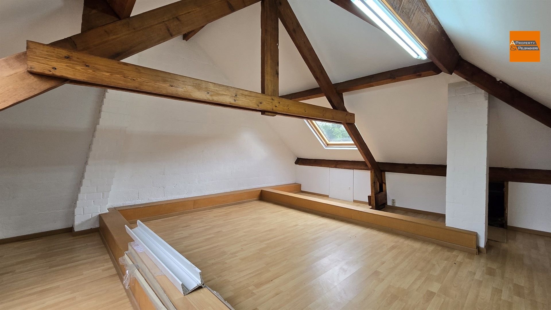Volledig gerenoveerde woning met 4 slaapkamers en zonnige tuin in rustige wijk foto 20