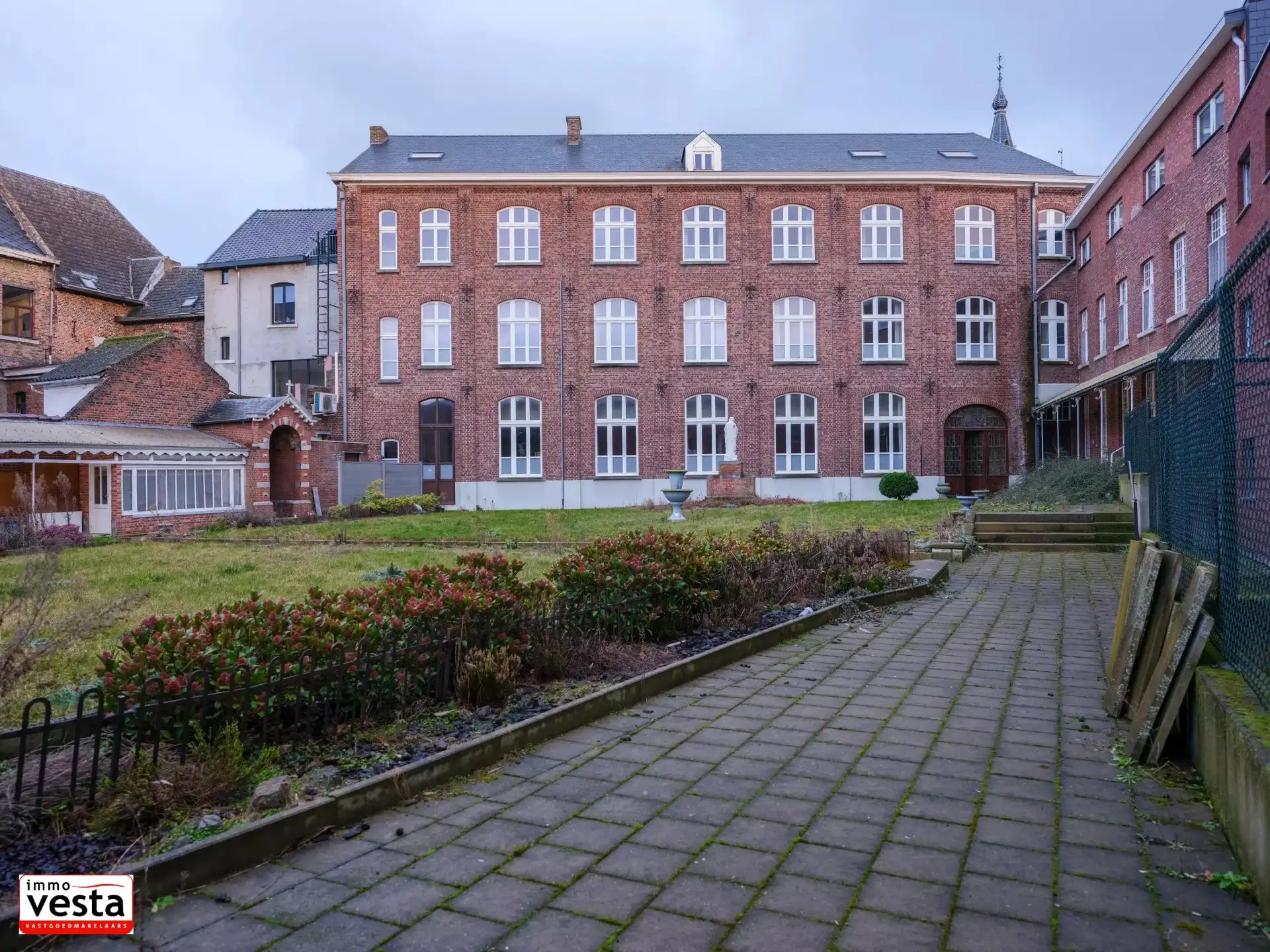 Voormalig klooster met projectpotentieel foto {{pictureIndex}}