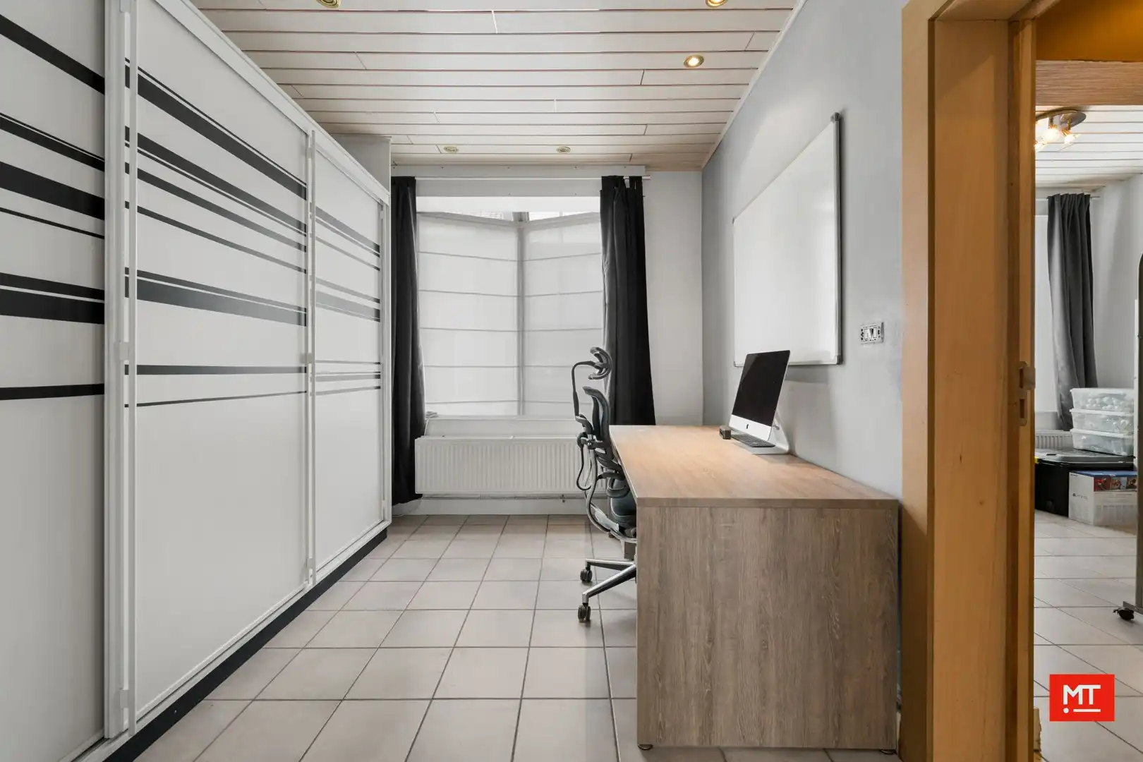 Bijzonder ruime woning met opslagruimte, dubbele garage en uitweg in centrum Langemark foto 4