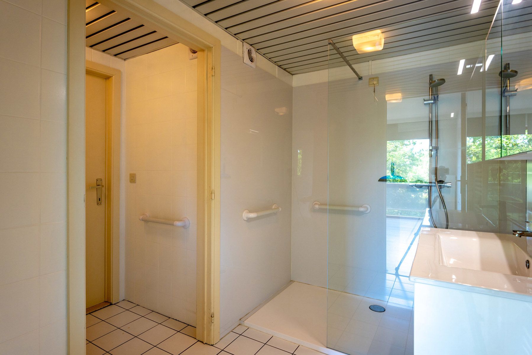 Degelijke serviceflat met terras in Residentie LINDENHOF foto 12