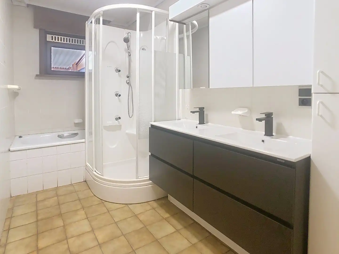 Verzorgde,  alleenstaande woning met alle voorzieningen op het gelijkvloers, en garage  foto 6