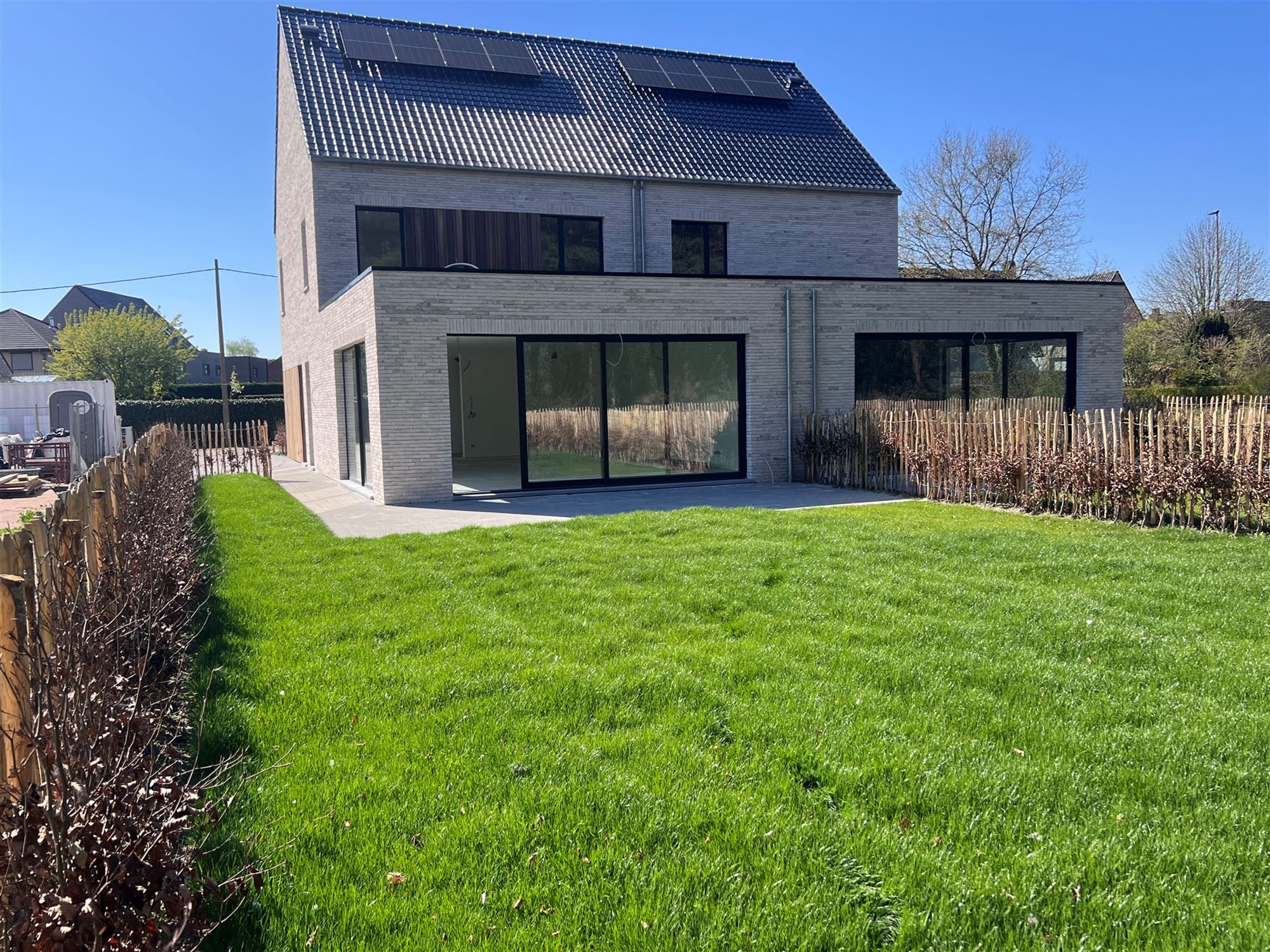 Duurzame Halfopen Woning met Boszicht foto {{pictureIndex}}
